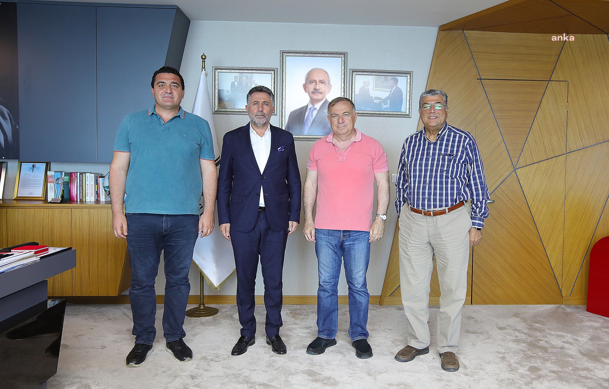 DEPREM KOMİSYONU’NUN CHP’Lİ ÜYELERİNDEN “BAYRAKLI ÇIKARMASI”
