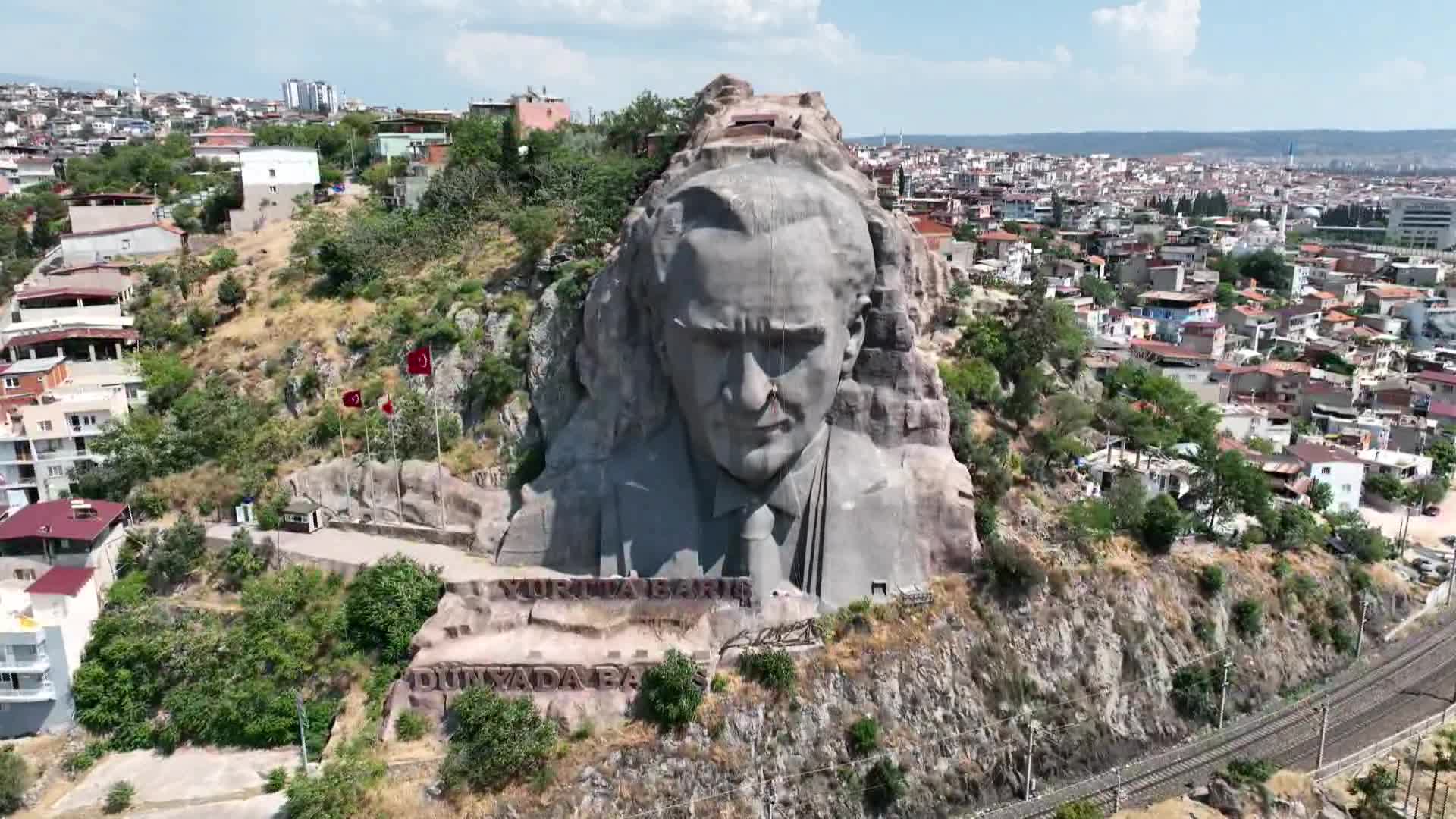 BUCA'DA DAĞCI EKİPTEN ATATÜRK MASKI’NA ÖZEL BAKIM