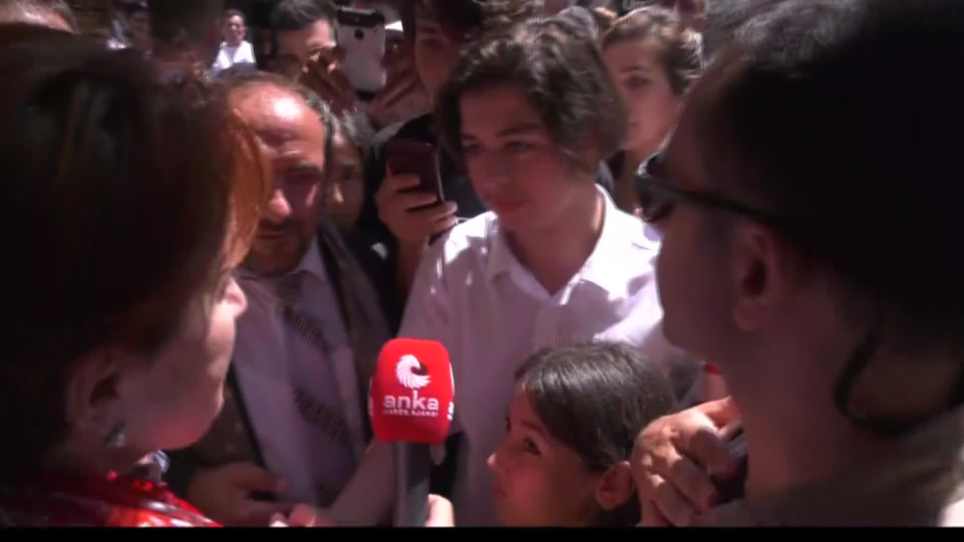 AKŞENER’İN MANİSA’DA DİNLEDİĞİ ÇOCUK: “TEST KİTAPLARI ALAMIYORUZ. LGS’YE GİRDİM, HİÇ TEST ÇÖZEMEDEN GİRDİM. OKUYAMAMAKTAN ÇOK KORKUYORUM”