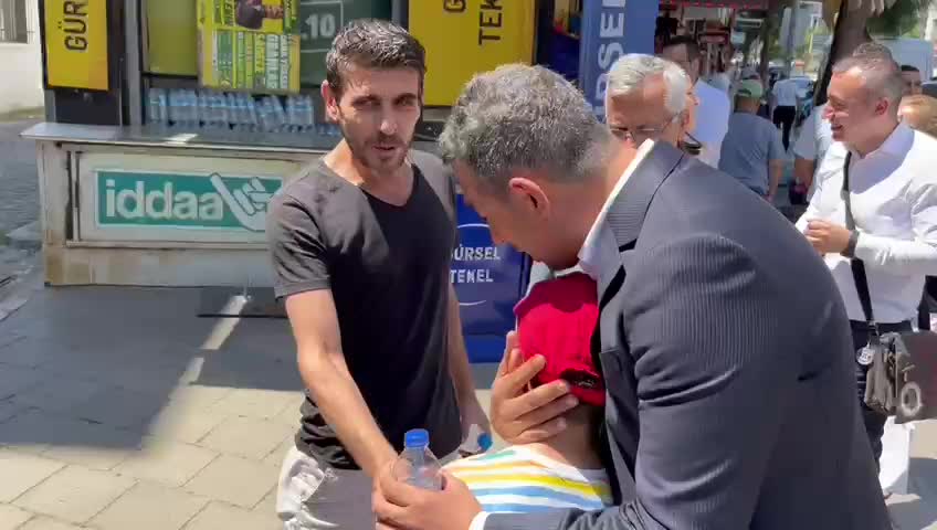 ÇOCUĞUNA KARNE HEDİYESİ ALAMAYAN İZMİRLİ BABA: “CEBİMDE 5 KURUŞ PARA YOK. BEN OĞLUMU NASIL SEVİNDİRECEĞİM”