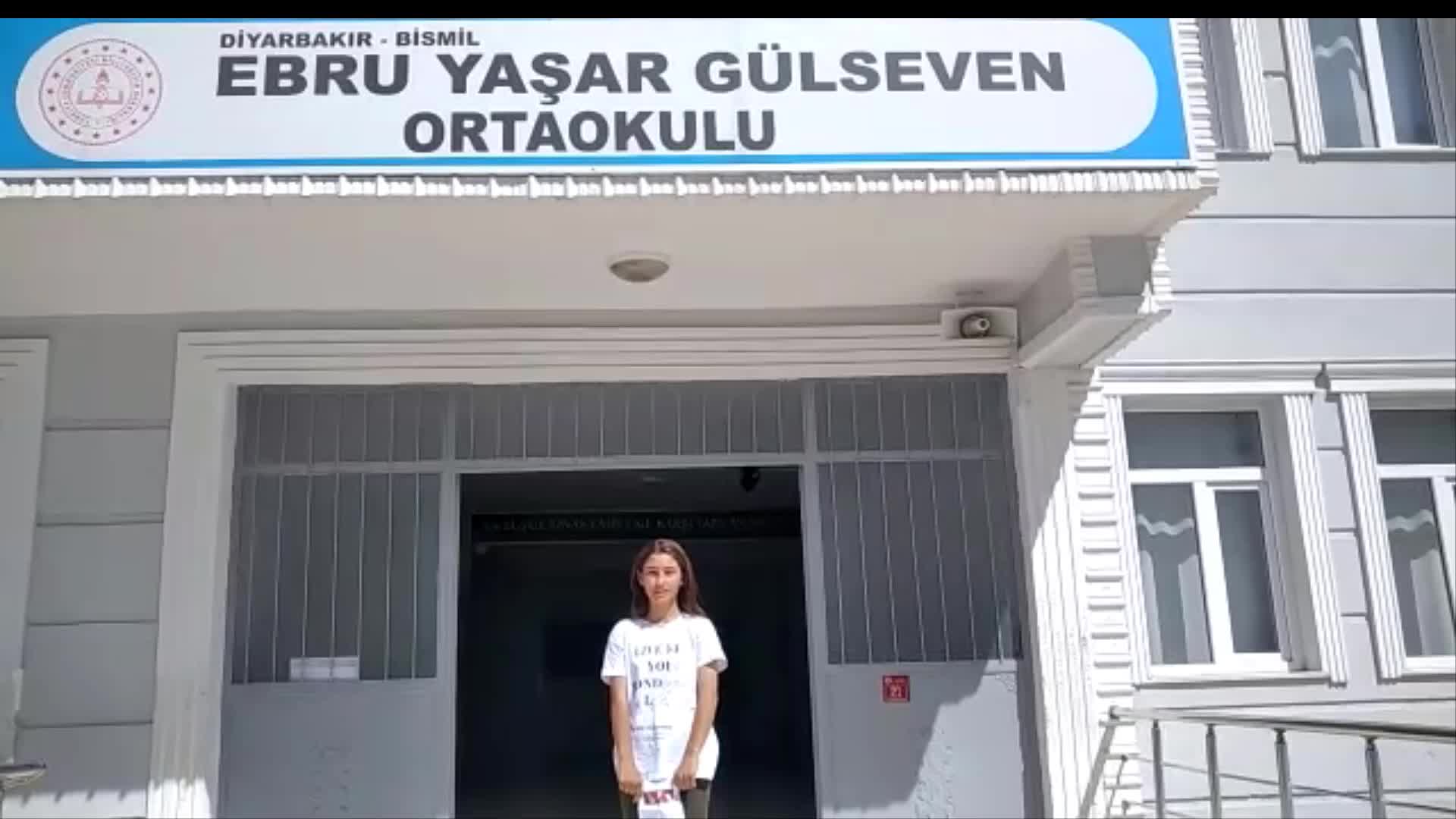 DİYARBAKIR’IN BİSMİL İLÇESİNDEKİ EBRU YAŞAR GÜLSEVEN ORTAOKULU’NDA ÖĞRENCİLER İLK KARNELERİNİ ALDI