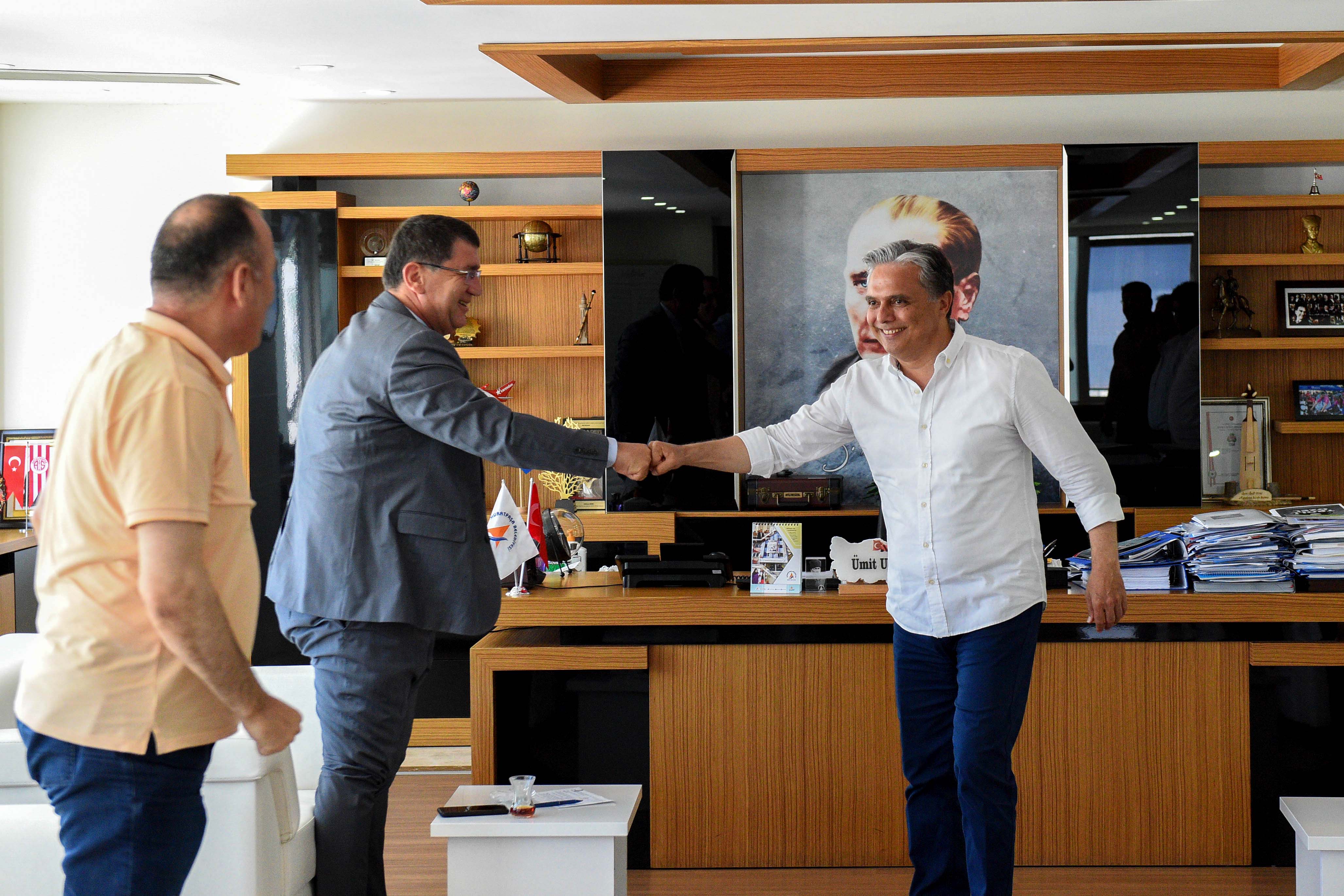 MURATPAŞA BELEDİYESİ, KİRACILARININ 3 AYIK BORCUNU SİLDİ