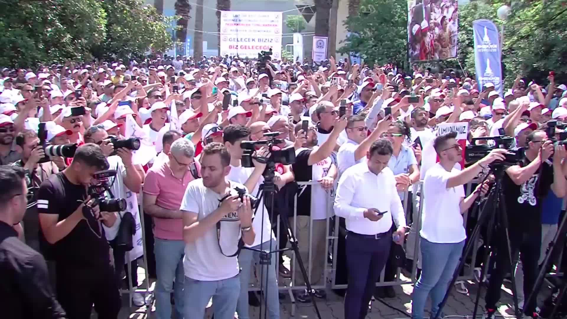 KILIÇDAROĞLU, İZMİR’DE: “KARARLIYIM. NE YAPARLARSA YAPSINLAR. ASLA YOLUMUZDAN DÖNMEYECEĞİZ”