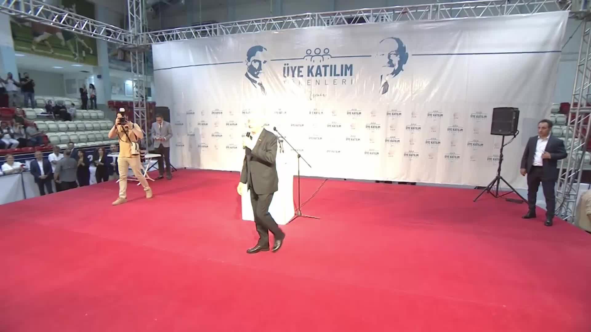 KILIÇDAROĞLU, İZMİR'DE CHP'NİN YENİ ÜYELERİNE SESLENDİ: "BİZ SİYASETİ HALK İÇİN YAPIYORUZ, OLİGARKLAR, SARAY BESLEMELERİ, BİR AVUÇ YANDAŞ İÇİN DEĞİL"