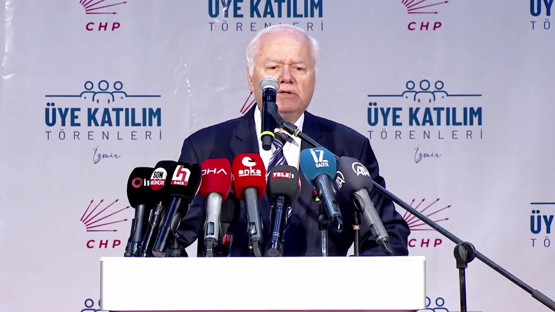İZMİR’DE 3 BİN KİŞİ CHP ROZETİ TAKTI… DOKTORA ÖĞRENCİSİ EZGİ AYDIN: “BULAŞIKÇILIK YAPIYORUM. GİTMEMİZİ İSTİYORLAR, GİTMEYİN. VAZGEÇMEMİZİ İSTİYORLAR, VAZGEÇMEYİN. GELDİKLERİ GİBİ GİDERLER”