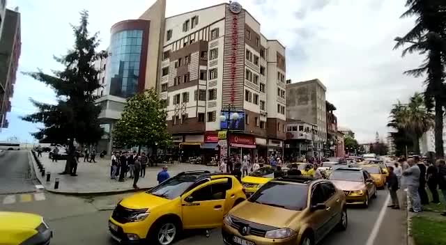 RİZE-ARTVİN HAVAALANI’NDA TAKSİ İHALESİNİN YAPILMAMASI, ÖNCE PAZAR VE ARDEŞEN TAKSİCİLERİNİ SONRA PAZAR TAKSİCİLERİ İLE PAZAR BELEDİYE BAŞKANINI KARŞI KARŞIYA GETİRDİ: “BEN OTURTTUM SENİ ORAYA, SEN DE BENİM HAKKIMI SAVUNACAKSIN”