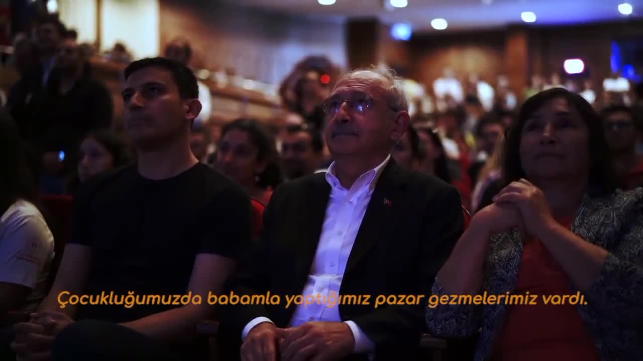 CHP GENÇLİK KOLLARI: “GENÇLERİN DEMOKRAT AMCASININ BABALAR GÜNÜ KUTLU OLSUN. GENÇLİK SENİNLE GURUR DUYUYOR KEMAL KILIÇDAROĞLU”
