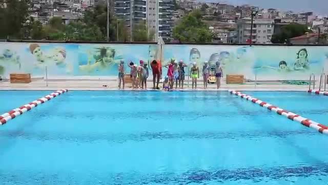 BAYRAKLI'DA YÜZME KURSLARI BAŞLADI