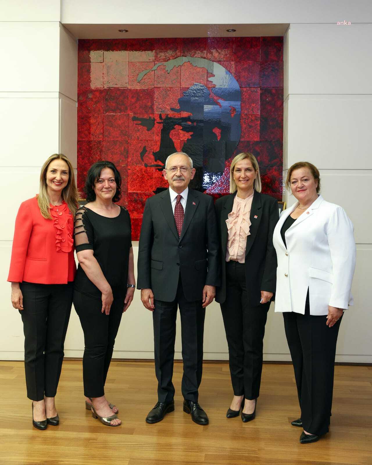 CHP LİDERİ KILIÇDAROĞLU, 80 BİNİNCİ KADIN ÜYENİN PARTİ ROZETİNİ TAKTI