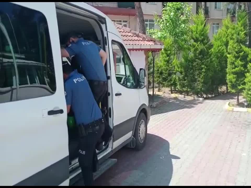 OTOYOL KENARINA HİNT KENEVİRİ EKEN 2 KİŞİ GÖZALTINA ALINDI