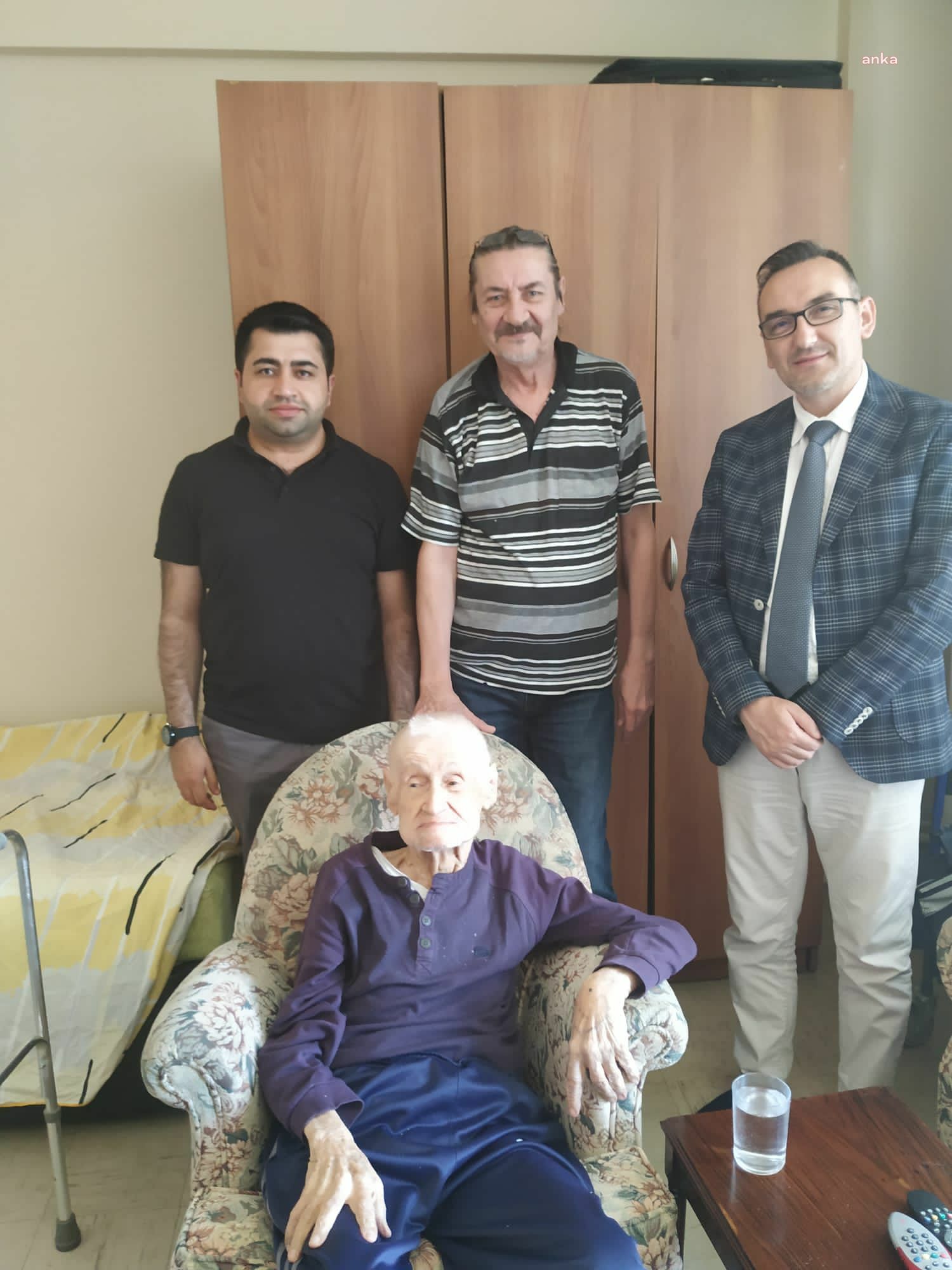 İZMİT BELEDİYESİ, İLÇENİN EN YAŞLI BABASI OLAN HİKMET KEMAL TÜZÜN’ÜN BABALAR GÜNÜ’NÜ KUTLADI