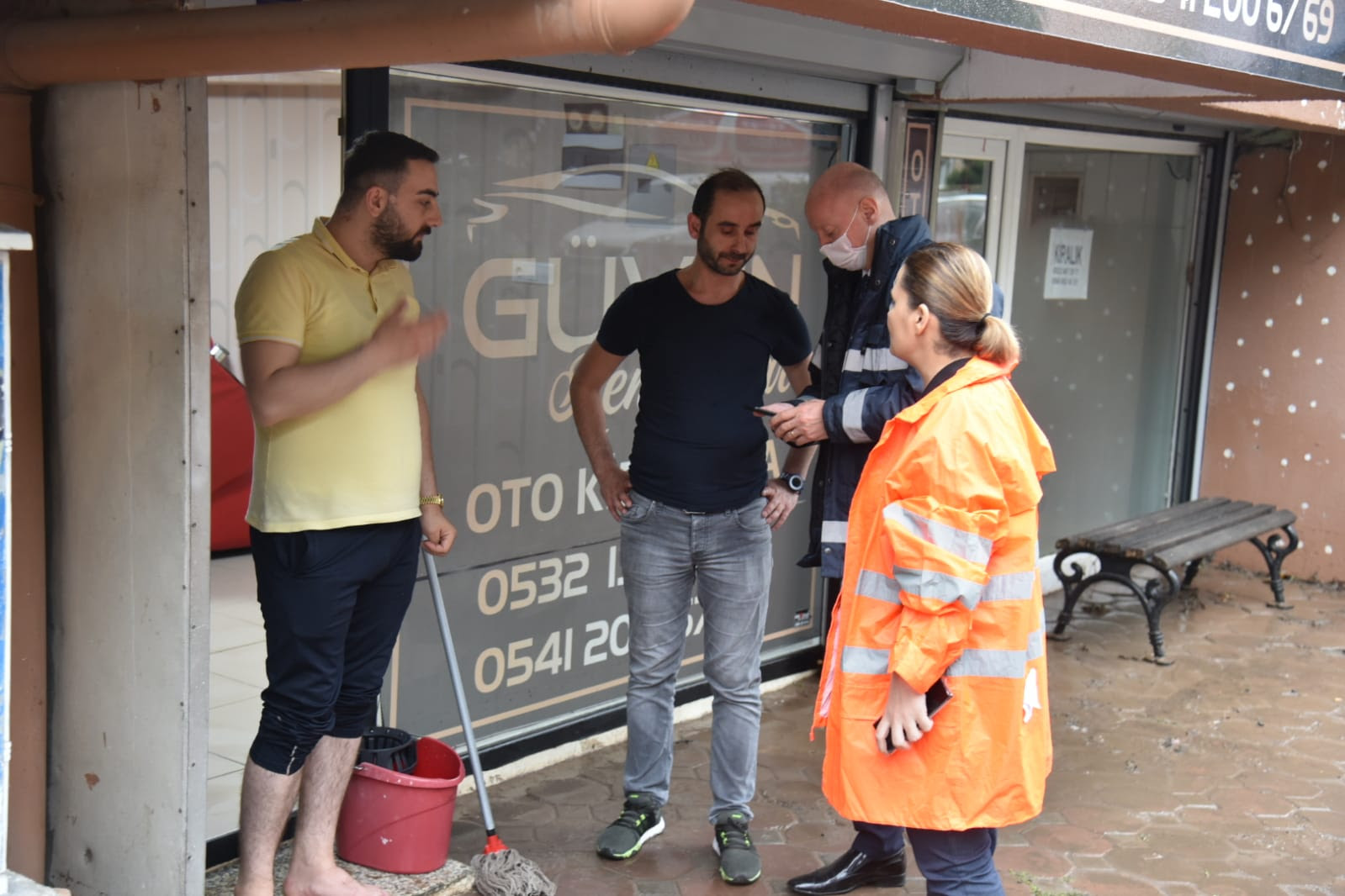 İZMİT BELEDİYE BAŞKANI HÜRRİYET, SAĞANAK SONRASI VATANDAŞIN YANINA KOŞTU