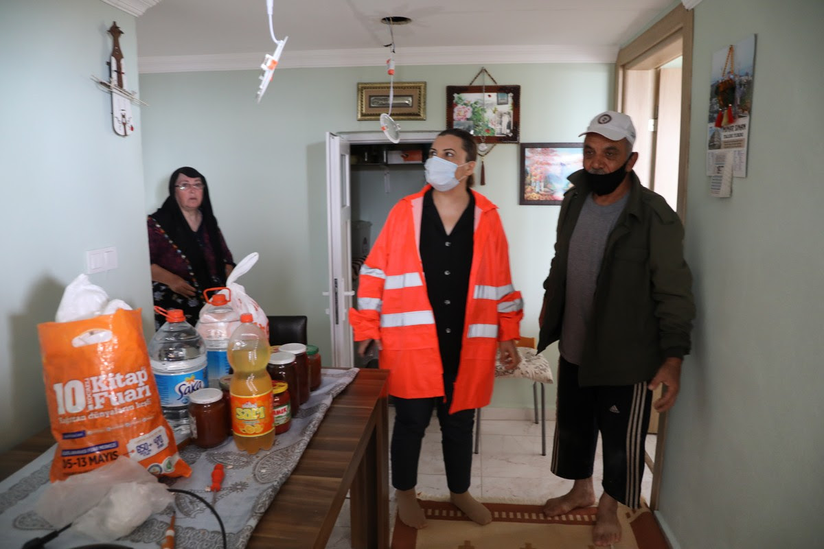 EVİNİ SU BASAN AİLEYE, İZMİT BELEDİYE BAŞKANI HÜRRİYET'TEN YARDIM ELİ
