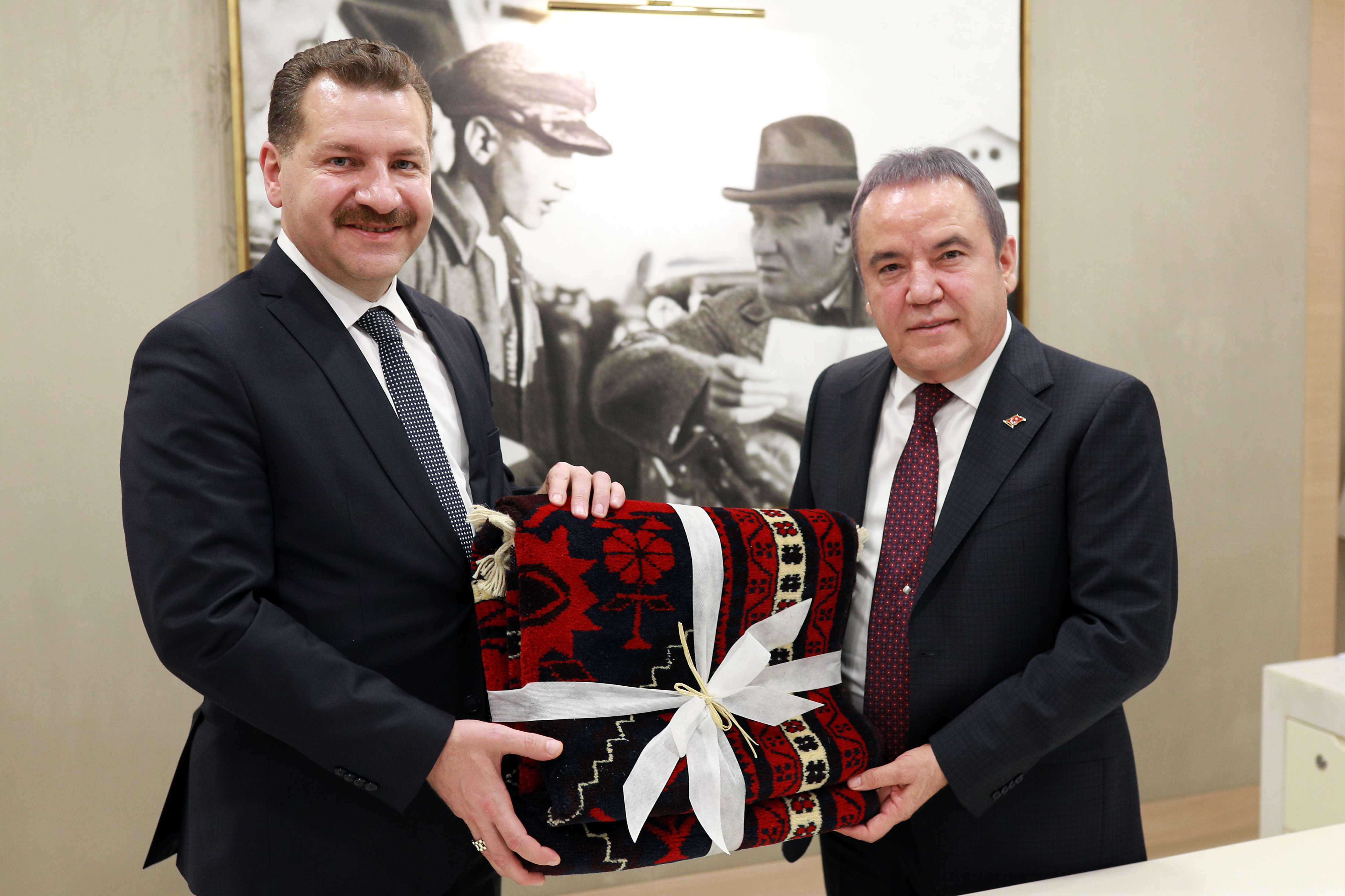 YAĞLI GÜREŞ DÜZENLEYEN KENTLER BİRLİĞİ'NDEN ANTALYA BELEDİYE BAŞKANI'NA ZİYARET