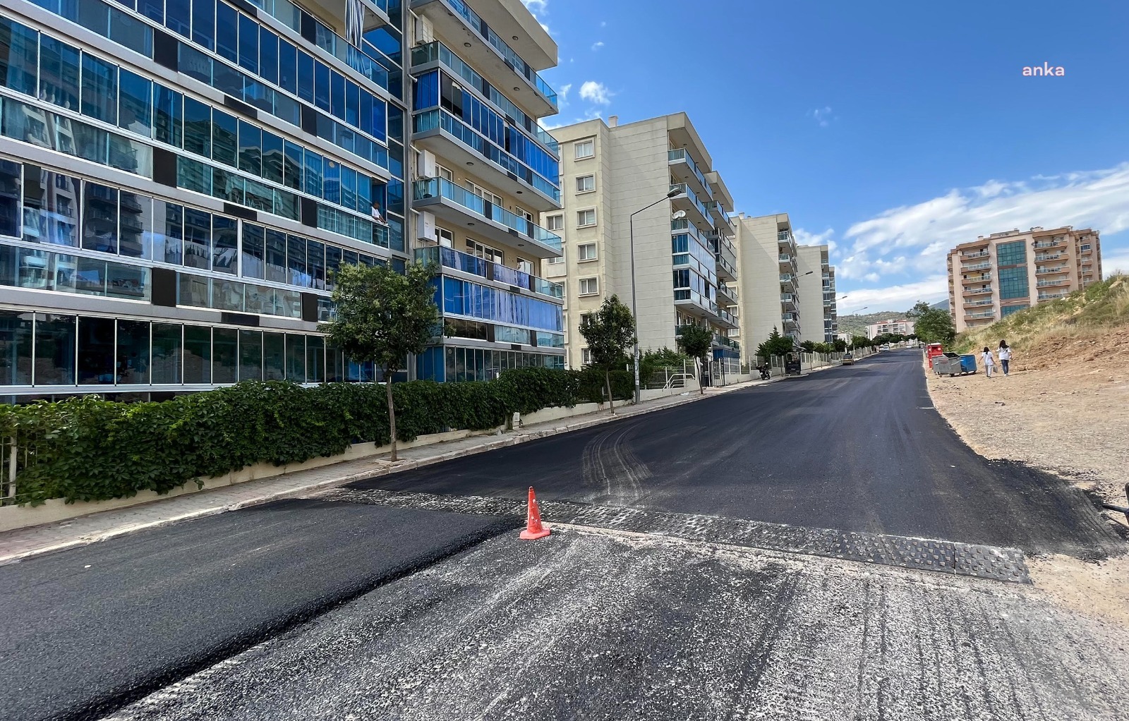 BAYRAKLI’DA ASFALTLAMA ÇALIŞMALARI SÜRÜYOR