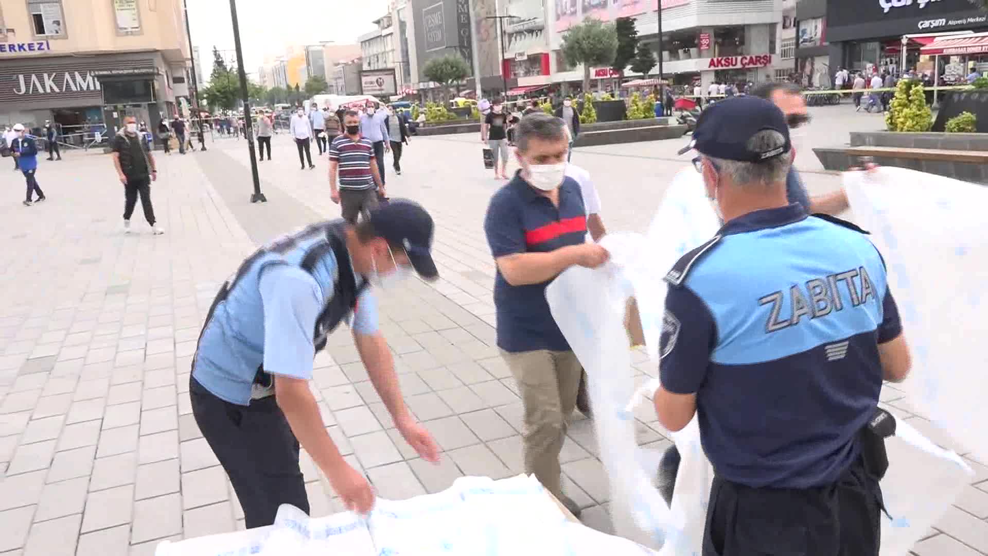 ESENYURT BELEDİYESİ, CUMA NAMAZI ÖNCESİ TEK KULLANIMLIK SECCADE DAĞITTI