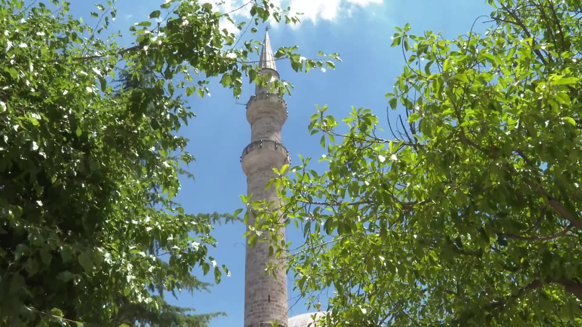ANTALYA BÜYÜKŞEHİR'DEN CUMA NAMAZI İÇİN TEK KULLANIMLIK SECCADE