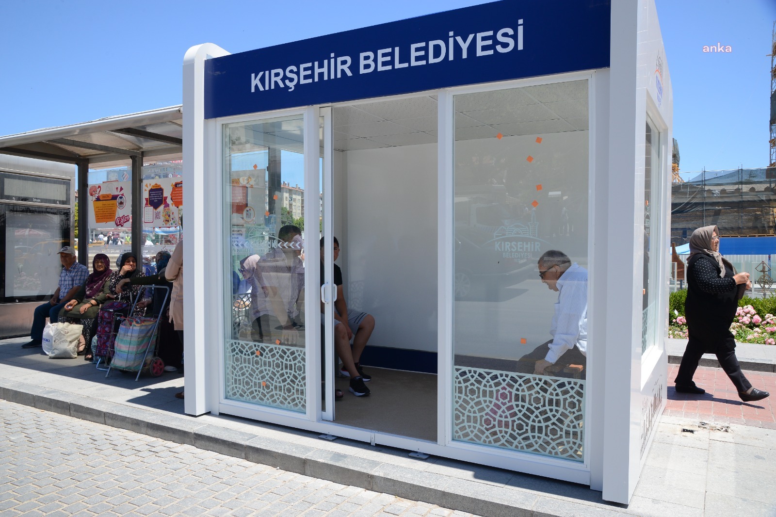 KIRŞEHİR BELEDİYESİ, KAPALI DURAKLARI ŞEHRİN MUHTELİF YERLERİNE YERLEŞTİRDİ