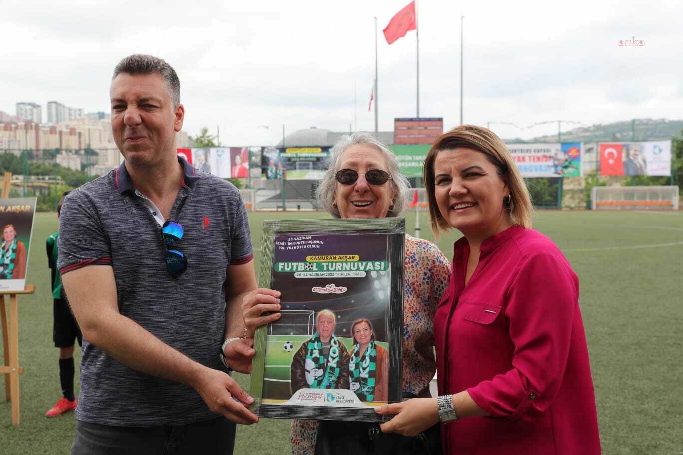 İZMİT BELEDİYE BAŞKANI HÜRRİYET, KAMURAN AKŞAR FUTBOL TURNUVASI'NIN AÇILIŞINI YAPTI