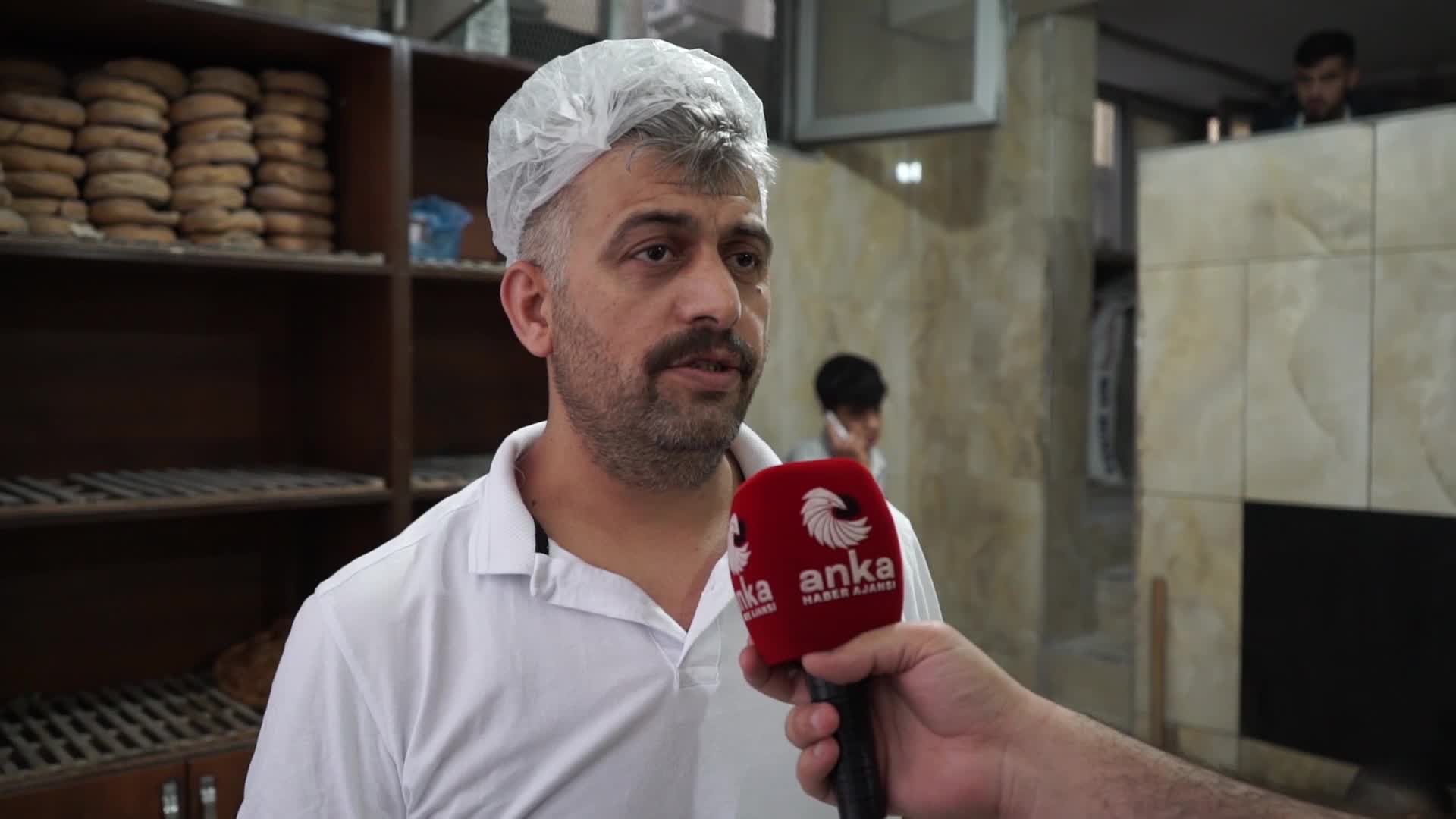 SİİRT’TE EKMEĞE ZAM GELDİ… FIRINCI: “ASGARİ ÜCRET 4 BİN LİRA. DÖRTTE BİRİNİ BİR KURU EKMEĞE VERİRSE, DİĞERLERİNE NE KALACAK?”
