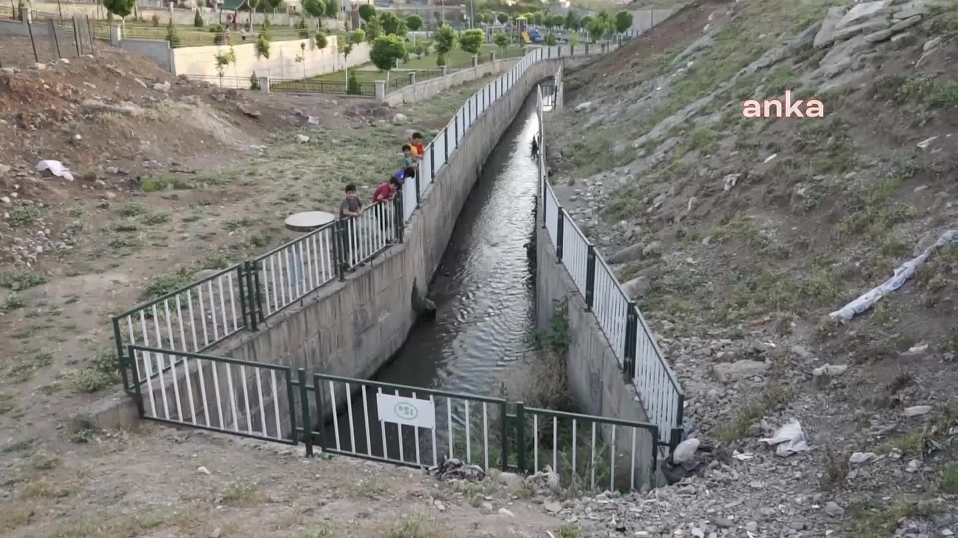 SİİRT’TE DOĞAN MAHALLESİ, KANALİZASYON KOKUSUNDAN ŞİKAYETÇİ: “EVİN İÇİNDE BOĞULMUŞ DURUMDAYIZ”