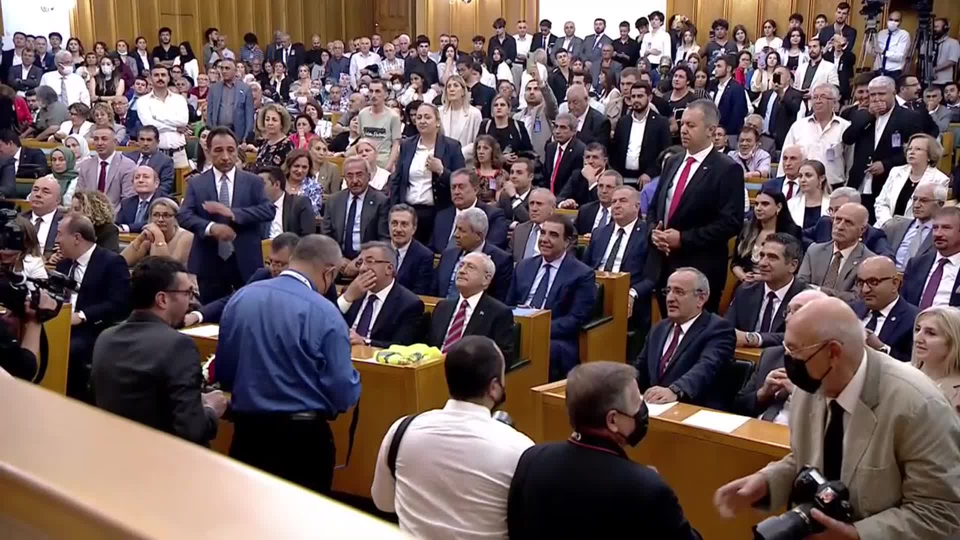 BASIN KONSEYİ BAŞKANI PINAR TÜRENÇ’TEN, “SOSYAL MEDYA” DÜZENLEMESİNE, CHP GRUP TOPLANTISI’NDAN TEPKİ: “ZATEN MEDYANIN YÜZDE 95’İ ELİNİZDE, O YÜZDE 5’TEN KORKMAYIN”