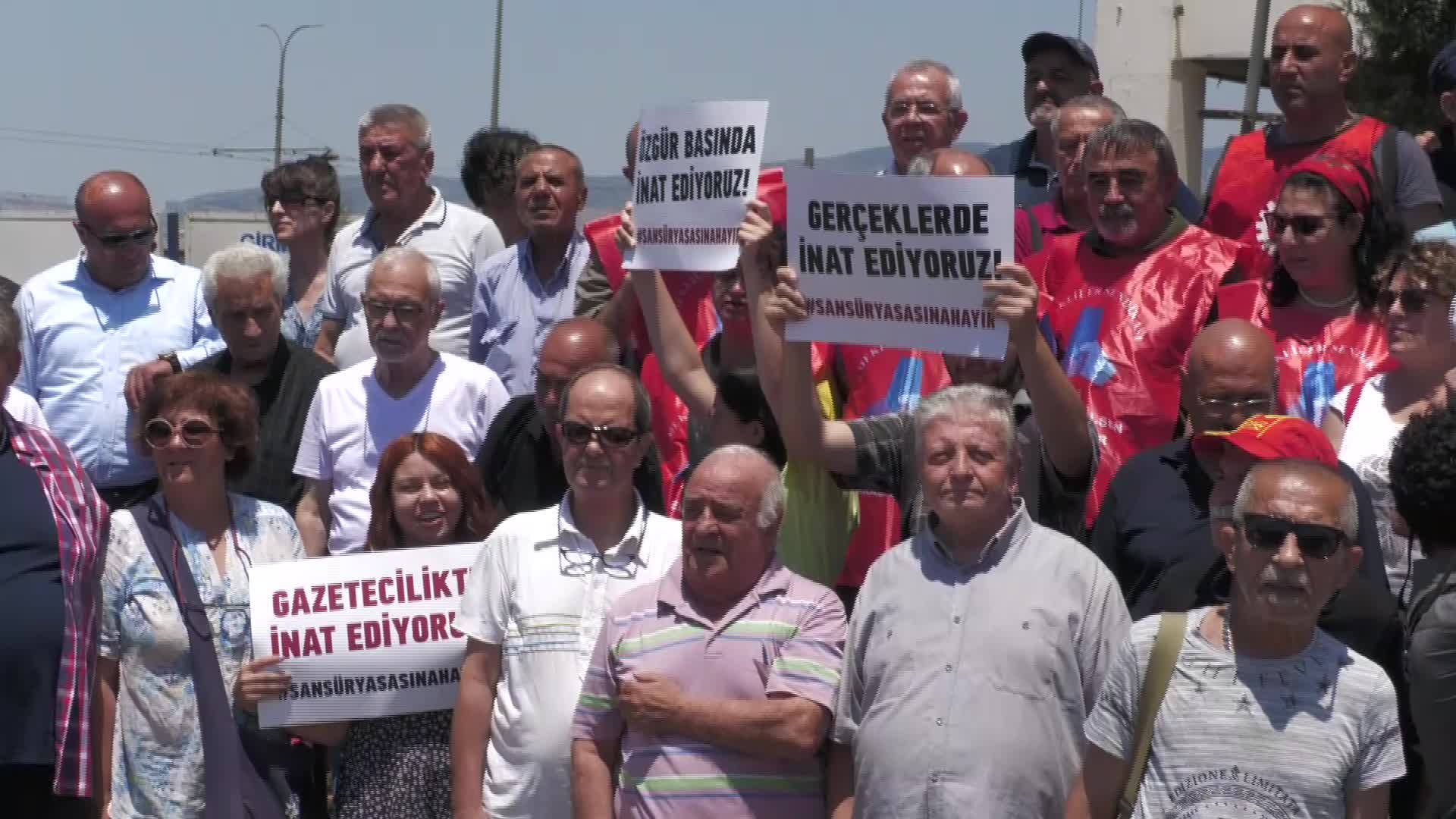 İZMİR'DEN "SOSYAL MEDYA YASASI" OLARAK BİLİNEN DÜZENLEMELERE TEPKİ: “TEKLİF YASALAŞIRSA TÜM TÜRKİYE GÖZALTINDA OLACAKTIR"