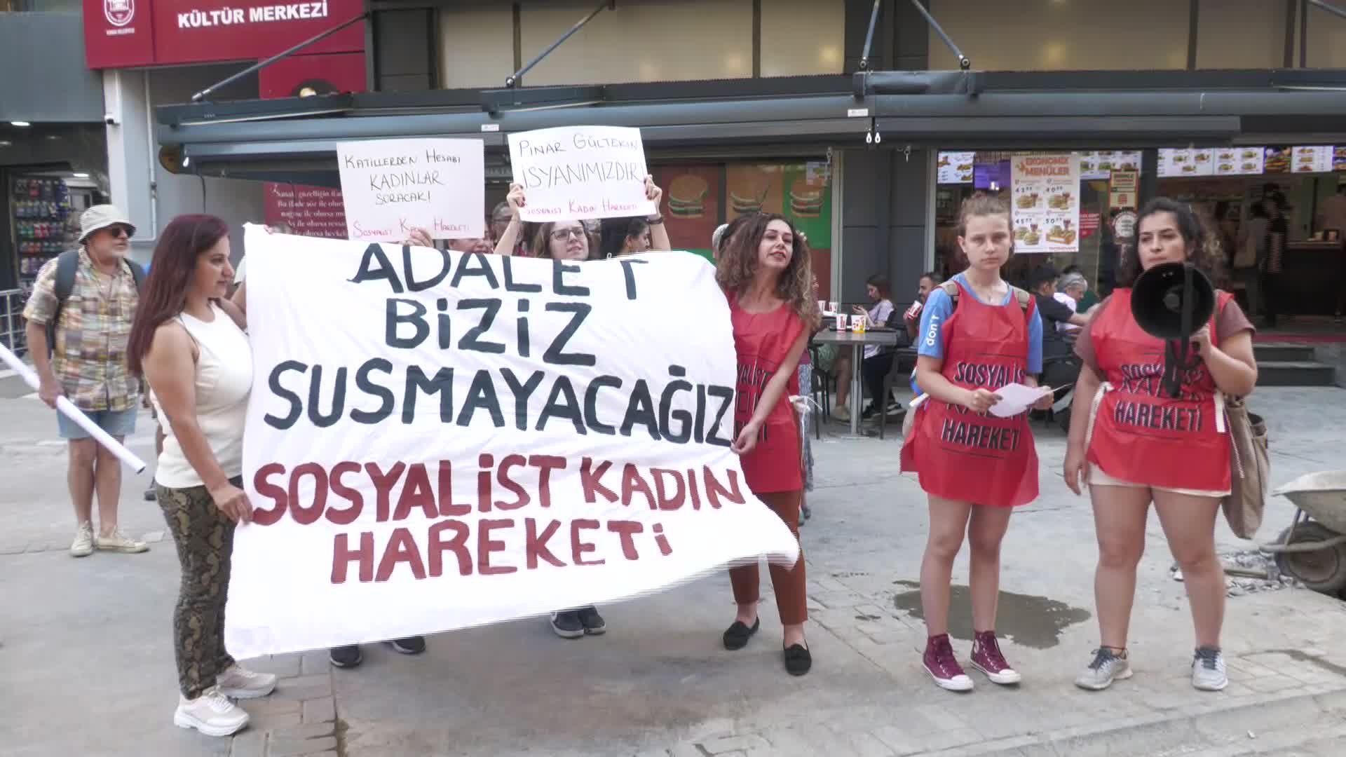 İZMİR’DE KADINLARDAN PINAR GÜLTEKİN TEPKİSİ: "HUKUK KİTABINDA BENİM ACIMIN İNDİRİMİ VAR MI?"