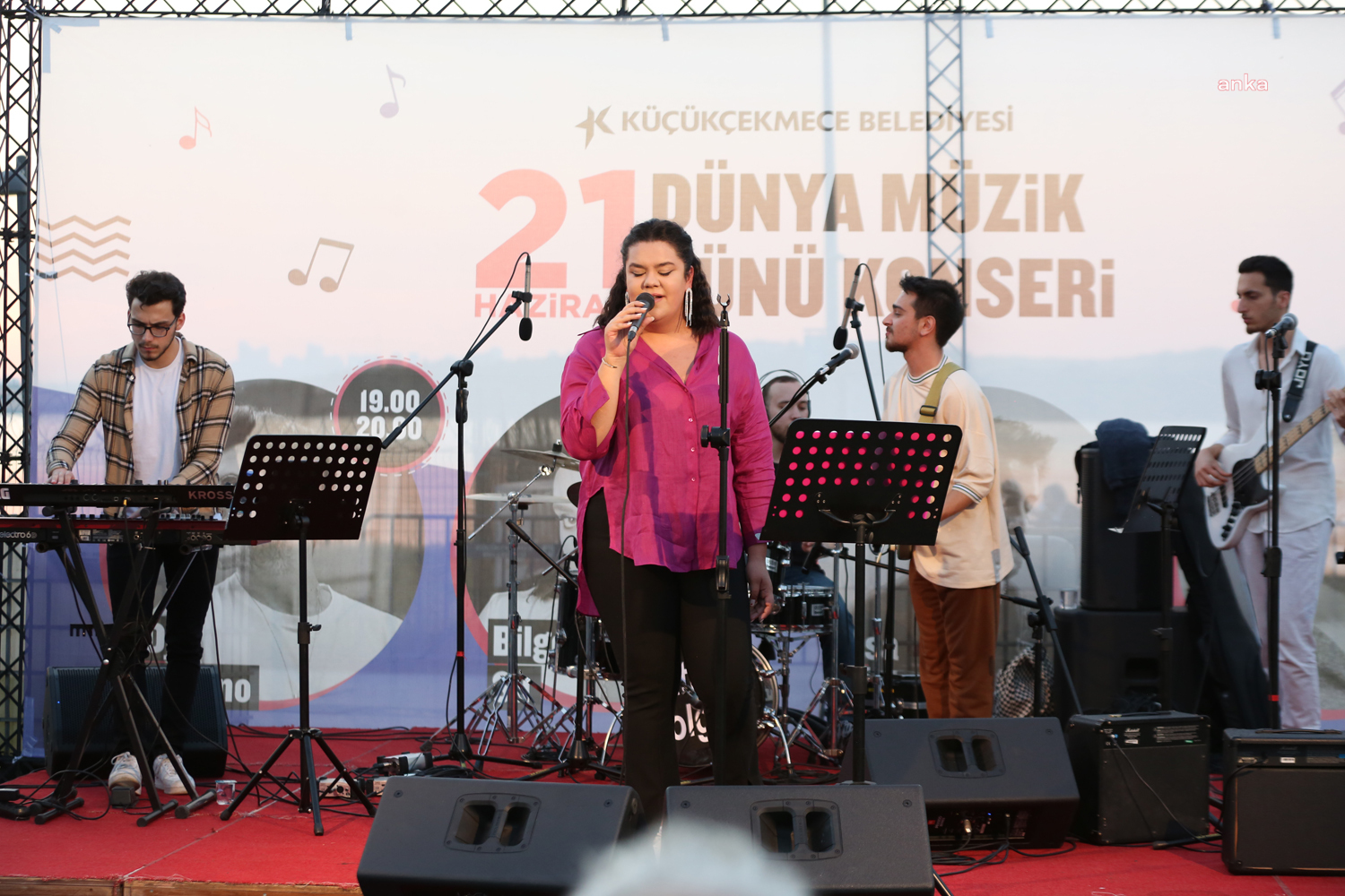 KÜÇÜKÇEKMECE’DE GENÇ MÜZİSYENLERDEN “DÜNYA MÜZİK GÜNÜ” KONSERİ