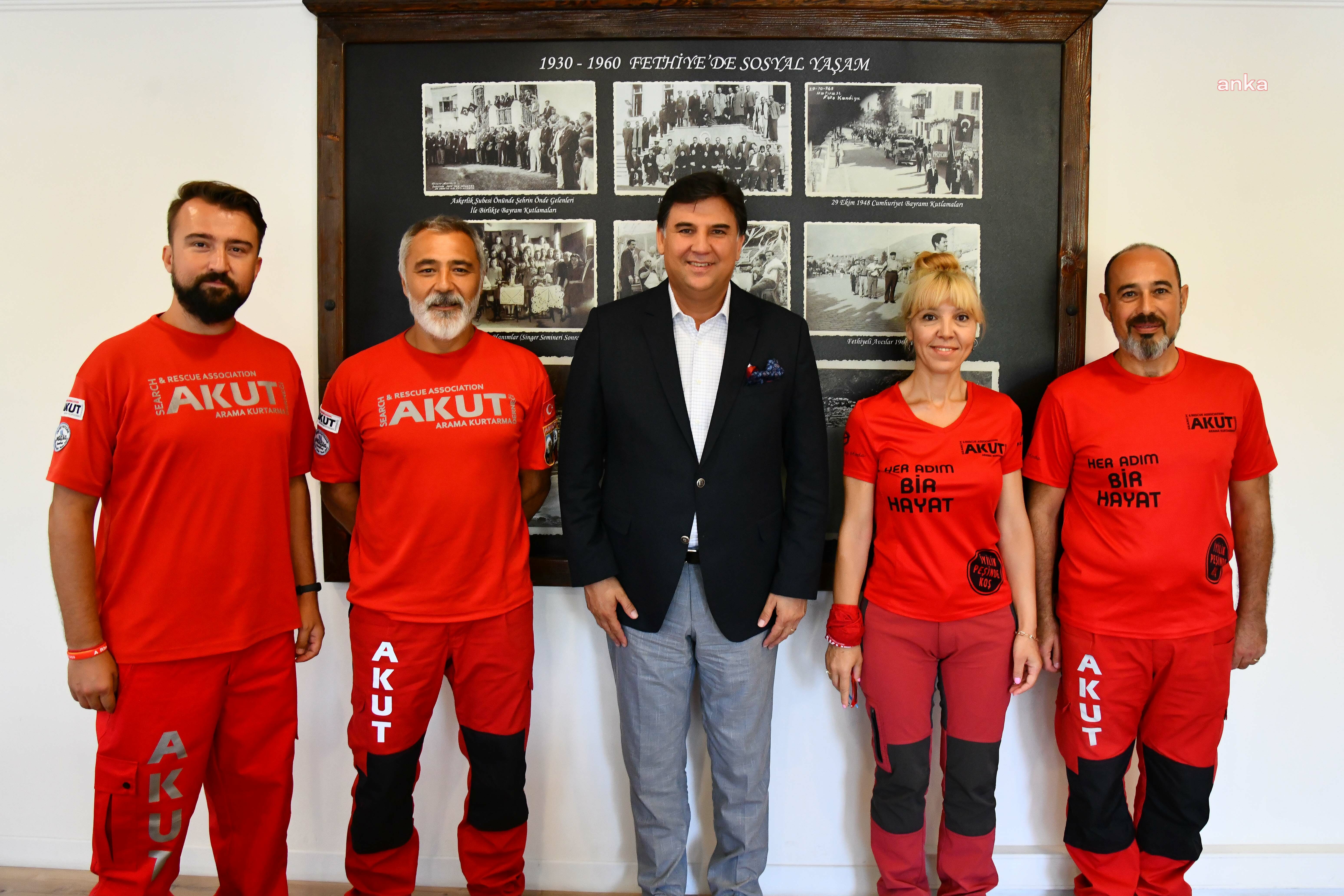 FETHİYE BELEDİYE BAŞKANI KARACA, AKUT EKİBİYLE GÖRÜŞTÜ