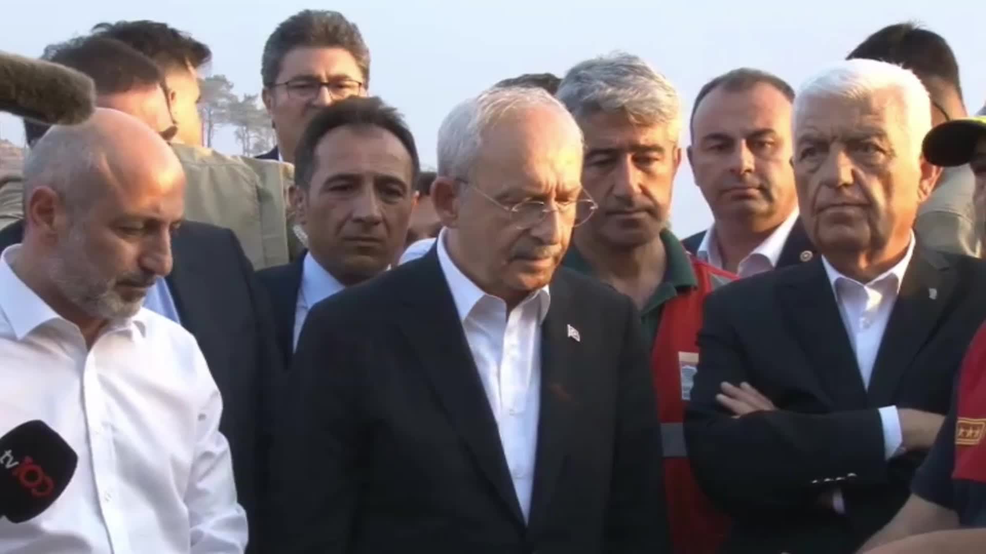 KEMAL KILIÇDAROĞLU MARMARİS’TEKİ YANGIN BÖLGESİNDE: “YETER ARTIK, YETER. BIÇAK KEMİĞE DAYANDI. YAZIK GÜNAHTIR”