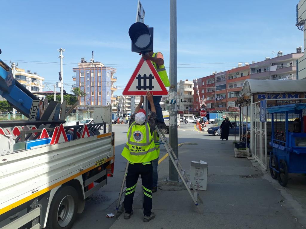 MERSİN BÜYÜKŞEHİR’DEN TREN HATLARI VE HEMZEMİN GEÇİTLERE BAKIM-ONARIM