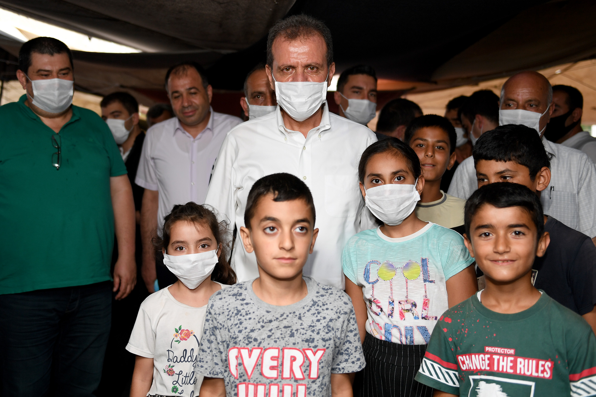 CUMA PAZARI’NDA SAHA GEZİSİ YAPAN VAHAP SEÇER'DEN MİNİKLERE MÜJDE
