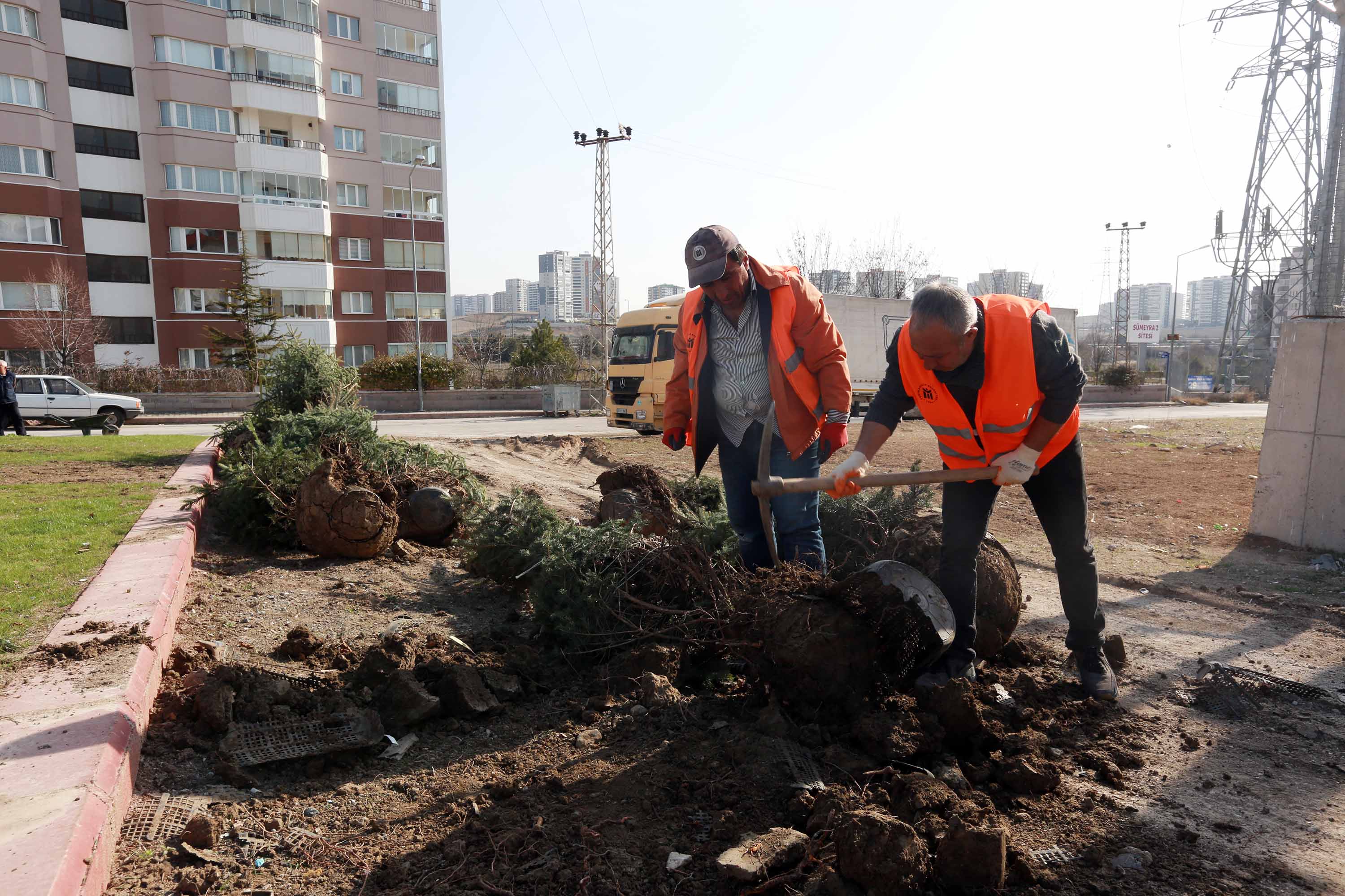 YENİMAHALLE PARKLARINDA DETAYLI BAKIM