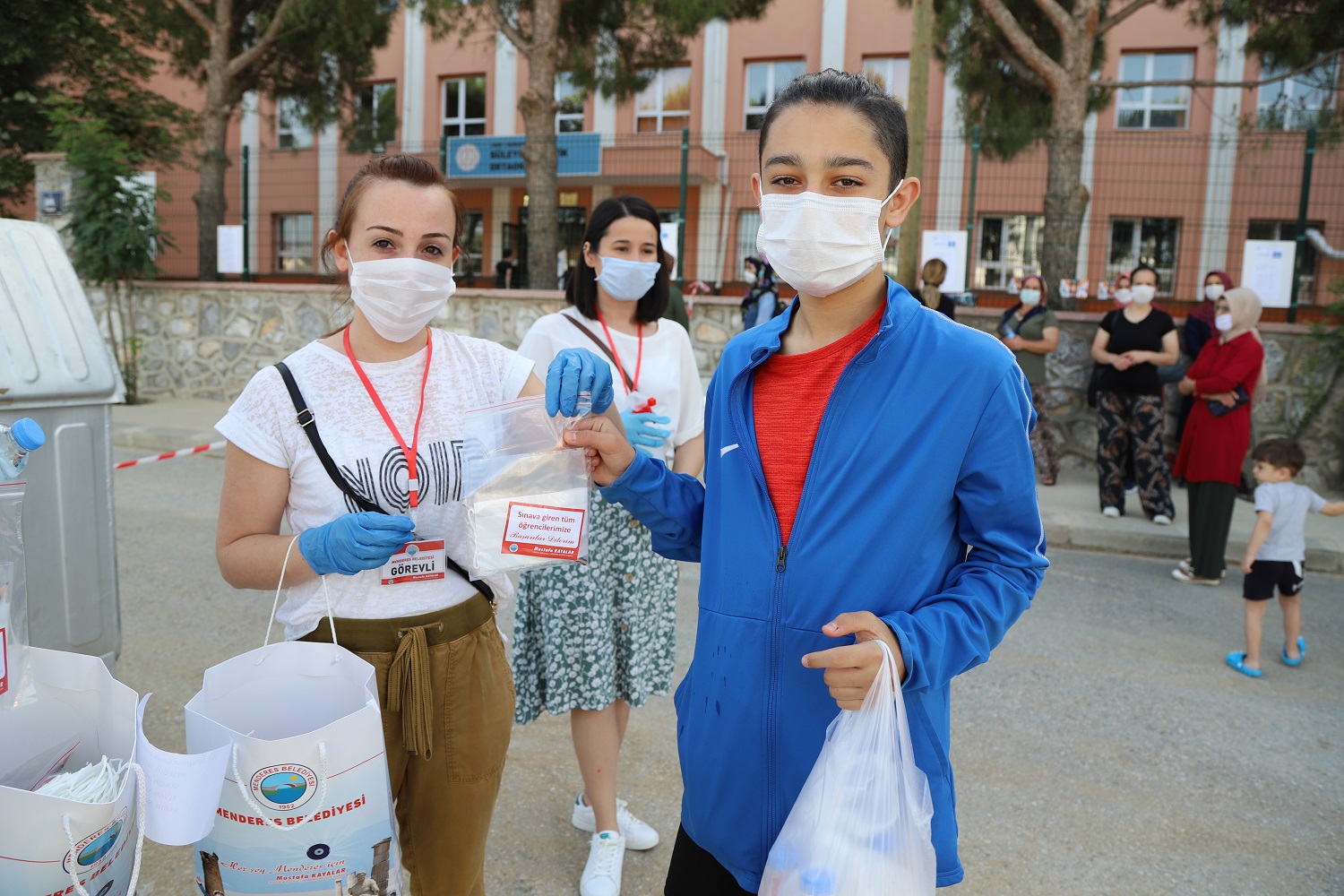MENDERES BELEDİYESİ, SINAV GÜNÜ ÖĞRENCİLERİN YANINDA