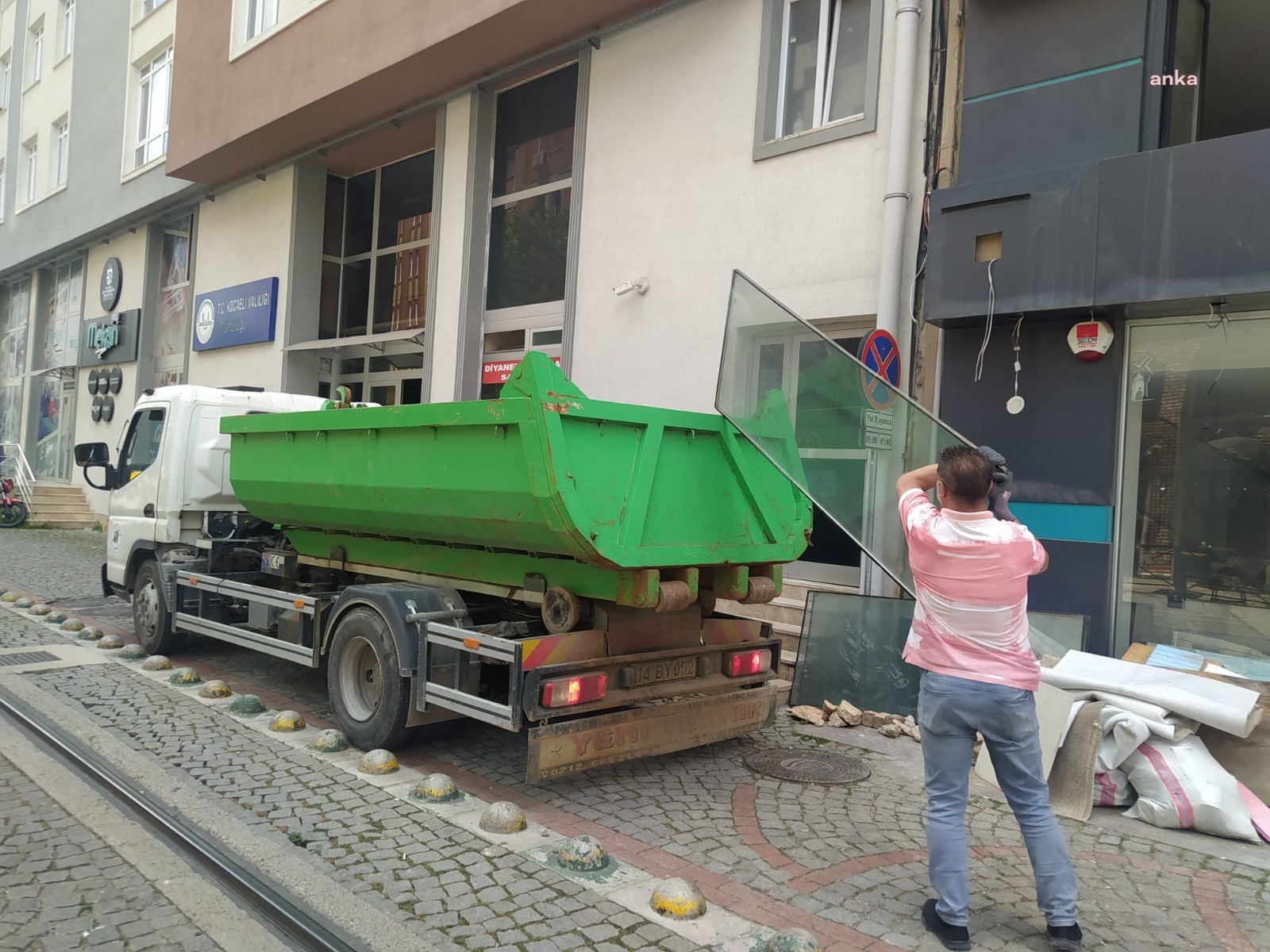 İZMİT’TE HER AY 40 TON CAM ATIK, GERİ DÖNÜŞÜME KAZANDIRILIYOR