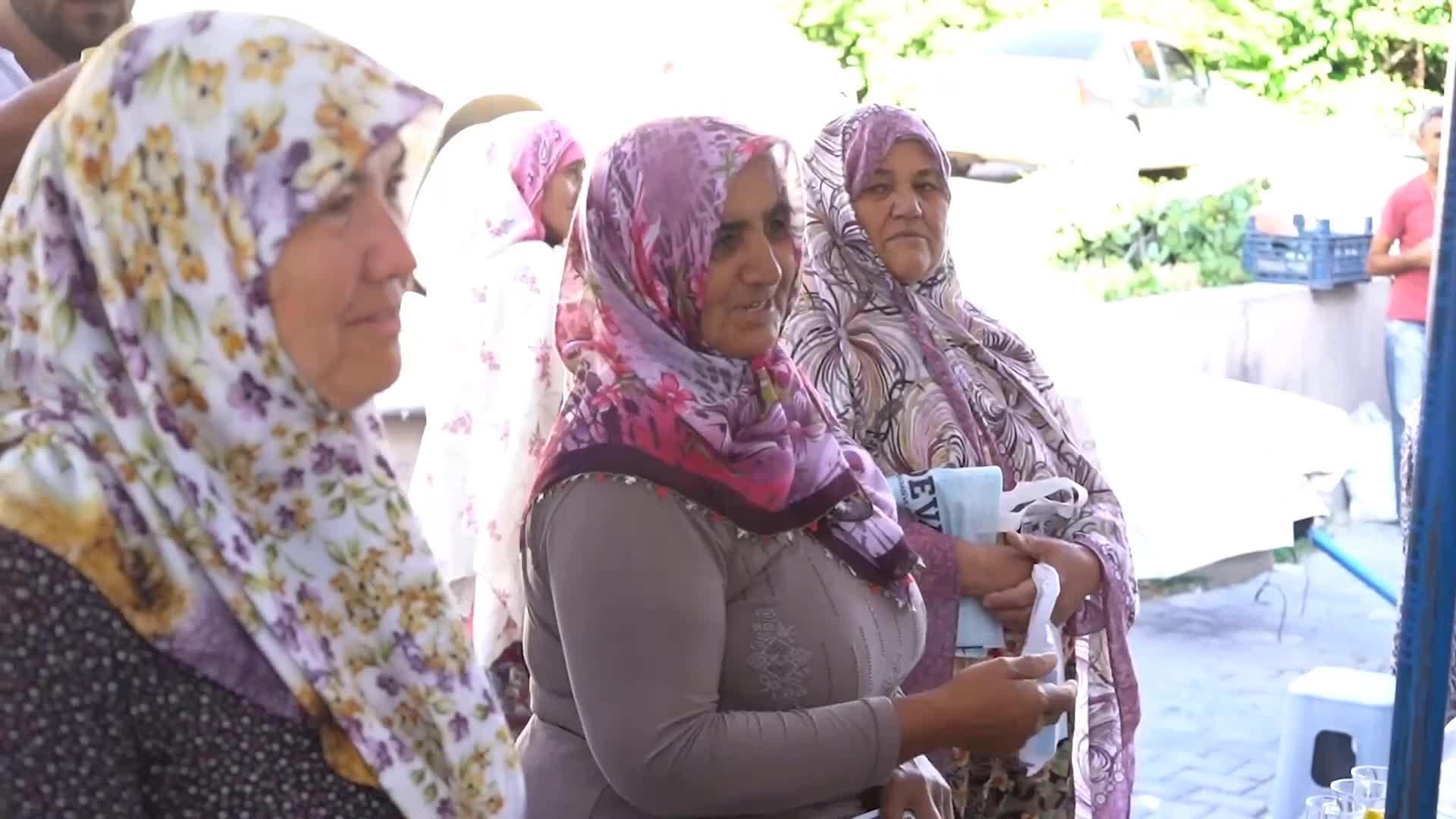 BEYPAZARLI KADIN ÇİFTÇİ: 53 YAŞINDAYIM, AĞACIN TEPESİNDE KİRAZ TOPLUYORUM AMA EVİME YİYECEK GÖTÜREMİYORUM