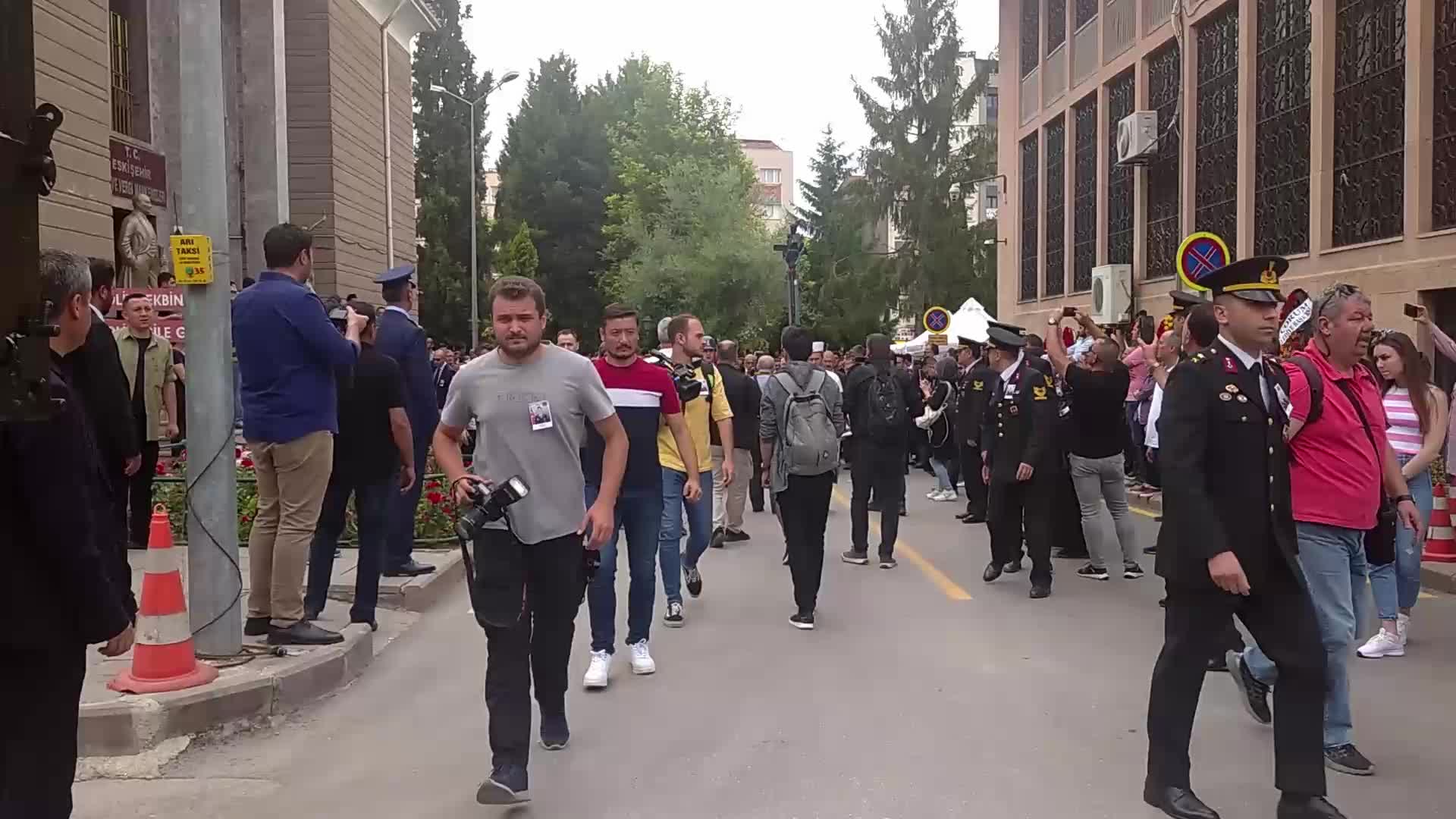 DİYARBAKIR’DA ŞEHİT OLAN ASTSUBAY KIDEMLİ ÇAVUŞ OĞUZHAN ARDUÇ ESKİŞEHİR’DE SON YOLCULUĞUNA UĞURLANDI