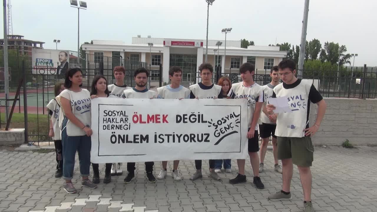 SOMALI GENÇLER 'ÜST GEÇİT' TALEBİYLE EYLEM YAPTI