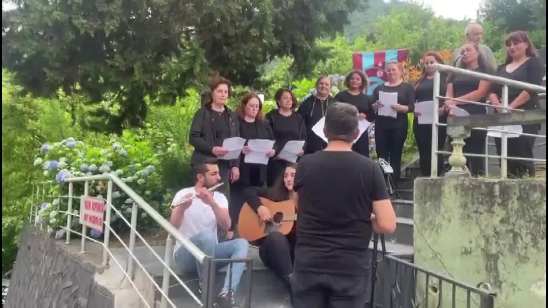 ŞAİR CEKETLİ ÇOCUK KAZIM KOYUNCU, MEZARI BAŞINDA ANILDI. ÇERVATOĞLU: "SEN FAŞİZME KARŞI TÜRKÜLERİNLE MÜCADELE ETTİN, BİZ SOKAKTA MÜCADELE EDEMEDİK"
