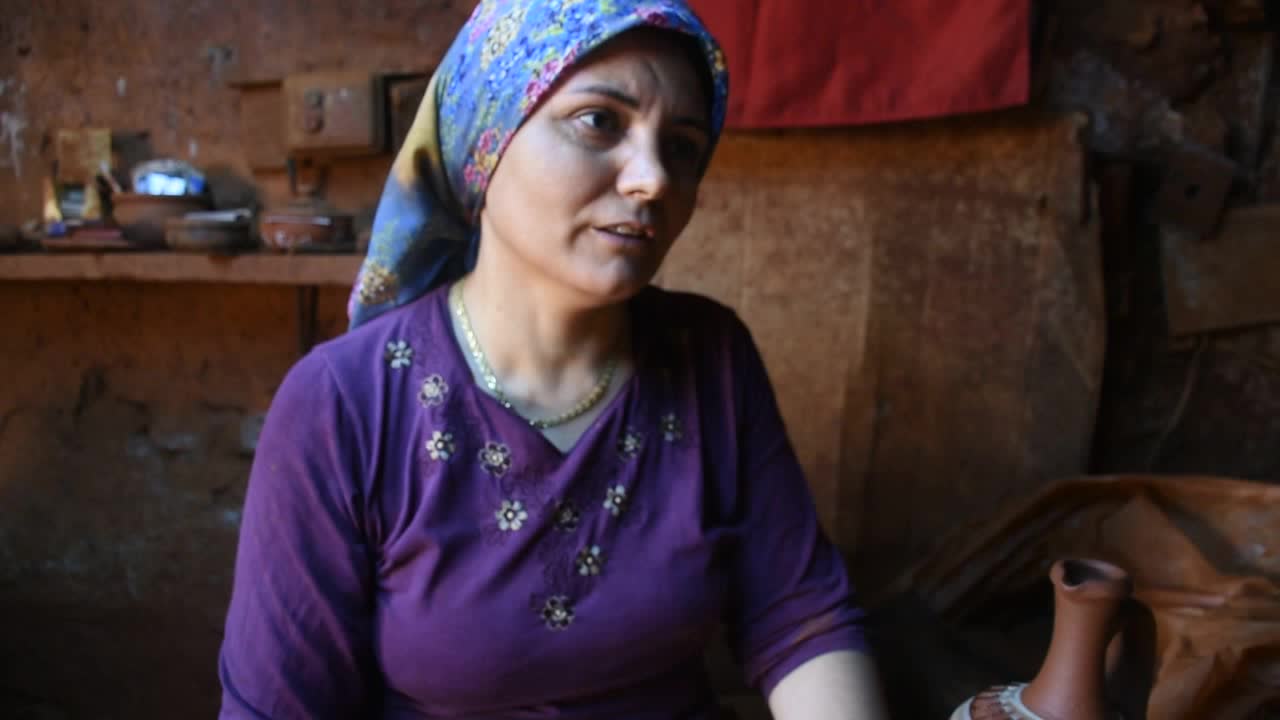 KARACASU’DA YAŞAYAN ÇÖMLEKÇİ AYŞE DONDURAN; 40 YAŞINDA, DEKORATİF SANATLAR BÖLÜMÜ’NDEN MEZUN OLDU: “AÇIKÖĞRETİMDE LİSANS TAMAMLAMA ŞANSIM OLURSA DENEYECEĞİM”