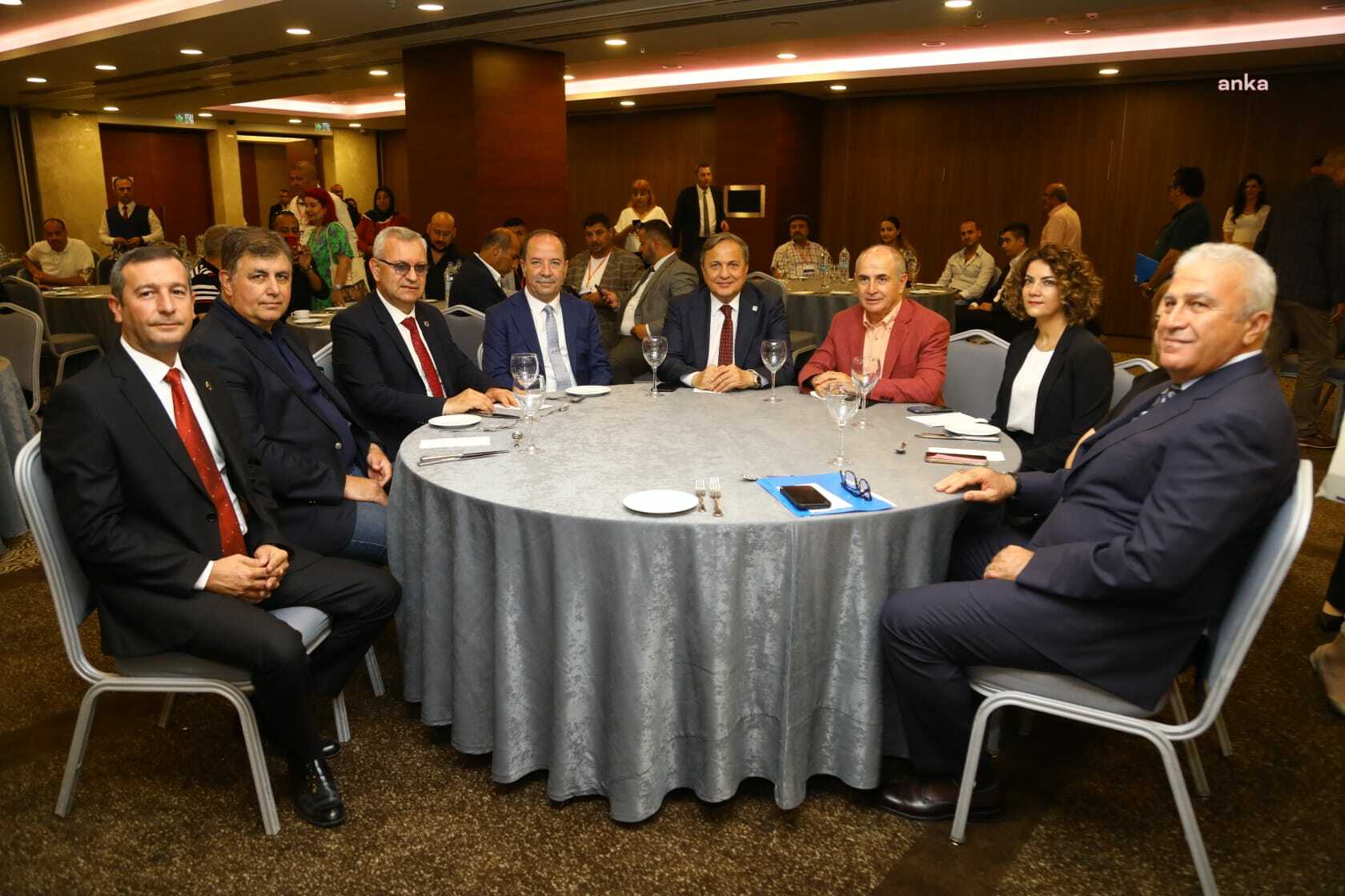 BAŞKAN CEMİL TUGAY'A ÖZEL ÖDÜL
