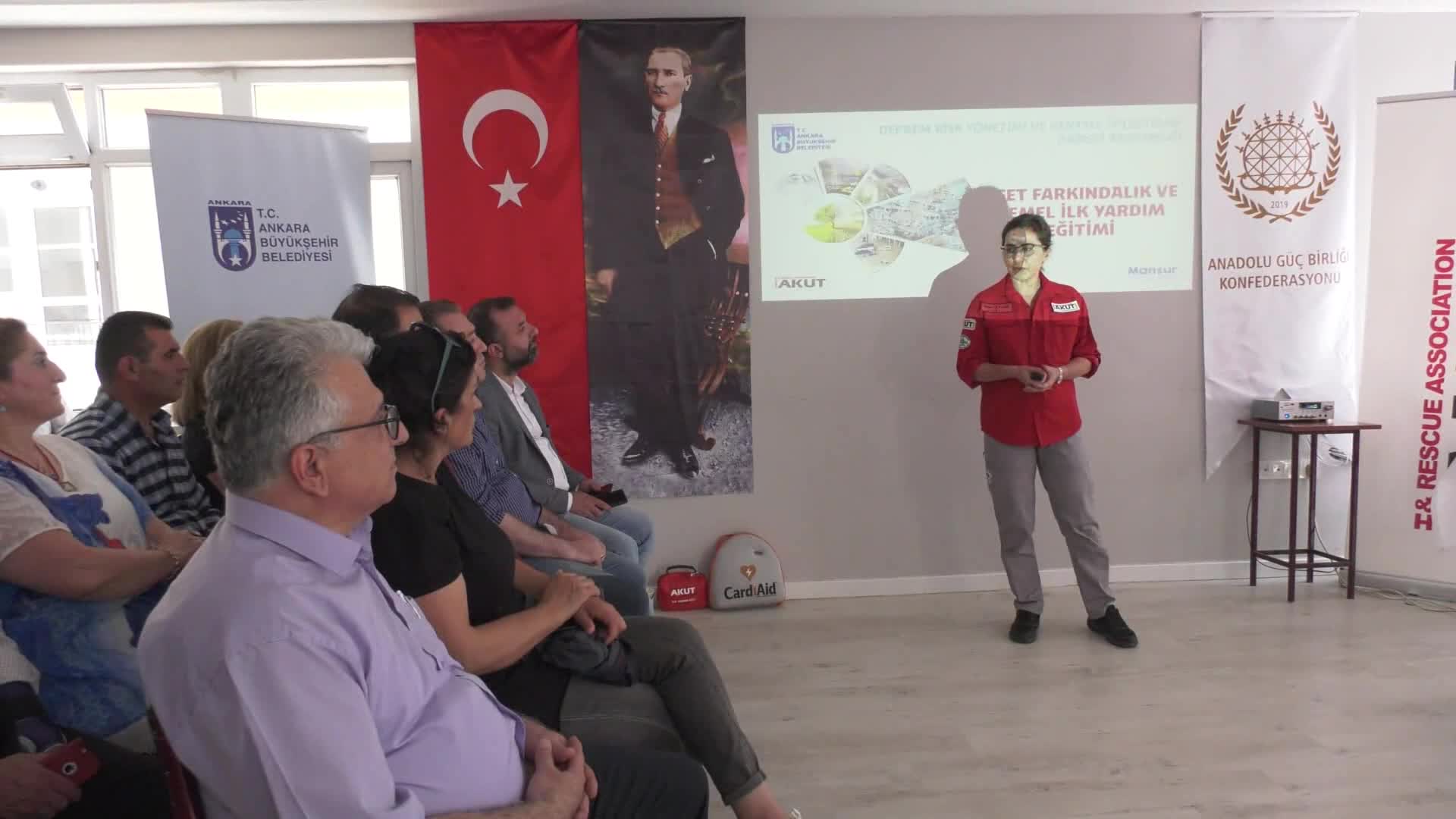 ANKARA BÜYÜKŞEHİR'İN AFET FARKINDALIK VE İLK YARDIM EĞİTİMLERİ DEVAM EDİYOR