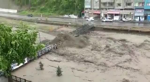 İÇİŞLERİ BAKANLIĞI: KASTAMONU’DA SEL NEDENİYLE EVİNDE MAHSUR KALAN FELÇLİ MUSTAFA ÇELİK KURTARILDI
