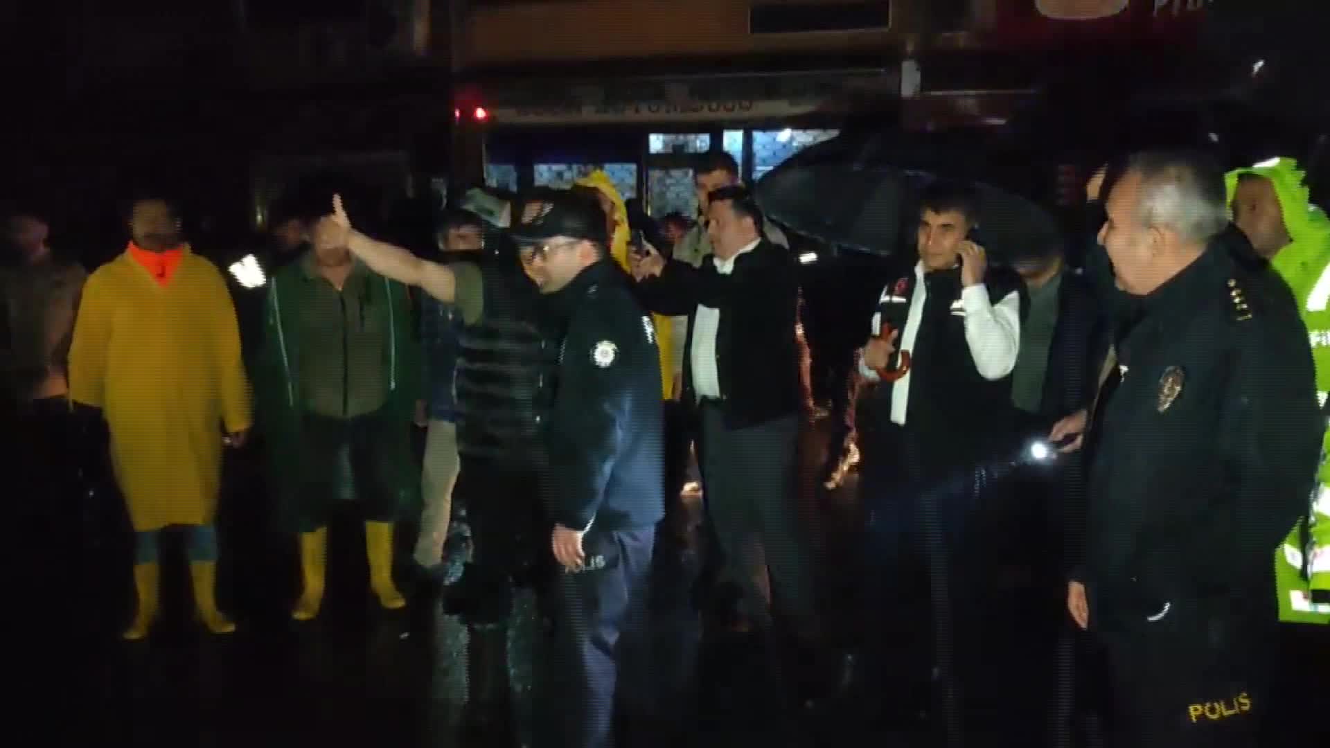 KARABÜK'ÜN YENİCE İLÇESİNDE İNCEDERE ÇAYI TAŞTI, DÜKKANLARI SU BASTI