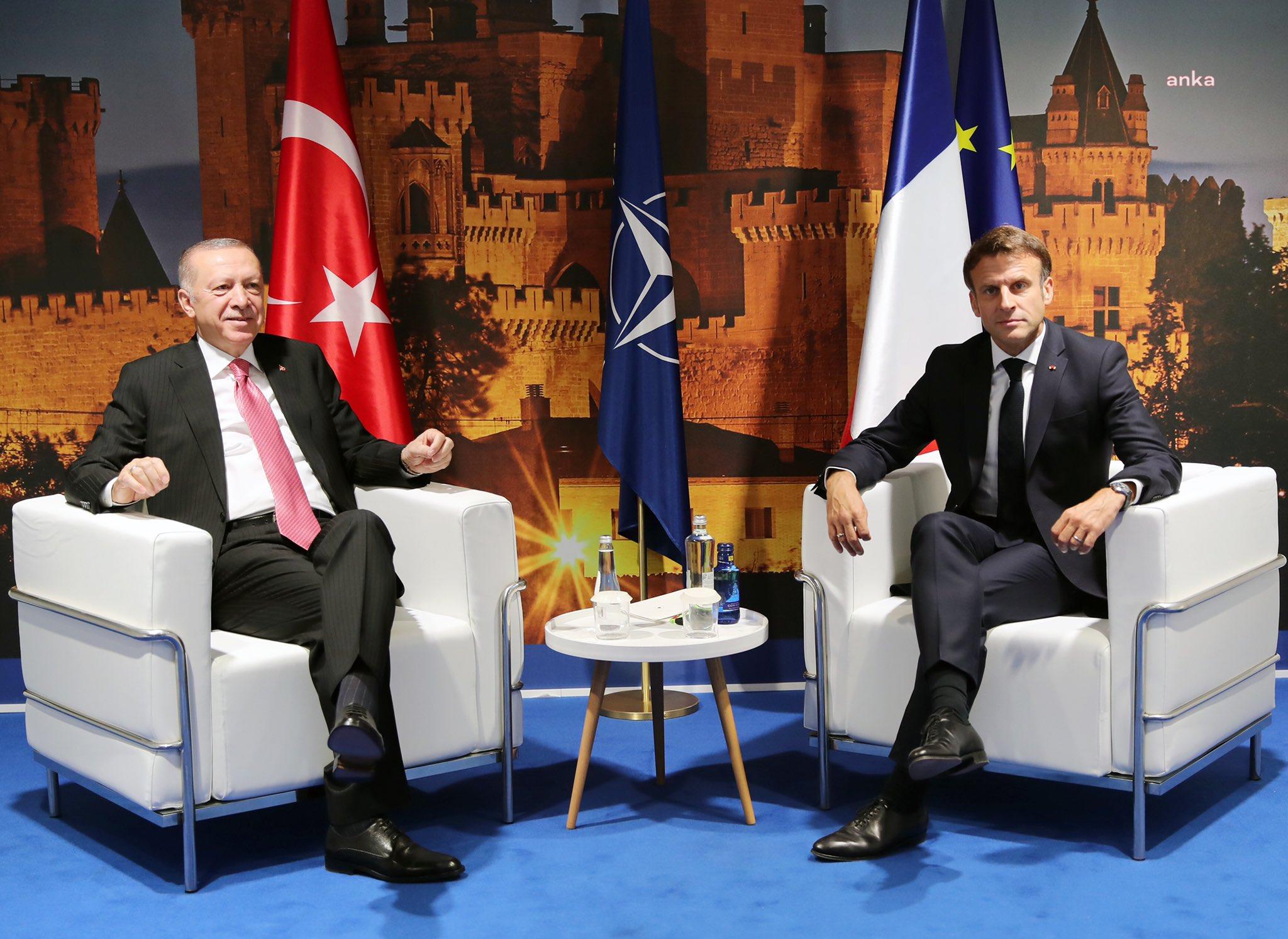 CUMHURBAŞKANI ERDOĞAN, MADRİD’DEKİ NATO ZİRVESİ’NDE FRANSA CUMHURBAŞKANI MACRON İLE GÖRÜŞTÜ