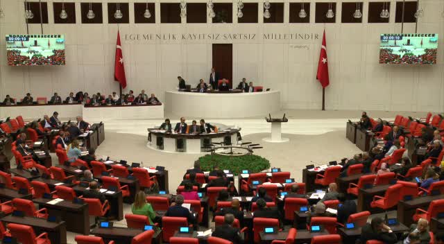 MÜZEYYEN ŞEVKİN'DEN BAKAN NEBATİ'YE: “YAŞLILIK AYLIĞI 1.084 TL, AÇLIK SINIRI 6.117 TL. BU MİKTARI ARTIRMAYI DÜŞÜNÜYOR MUSUNUZ?”