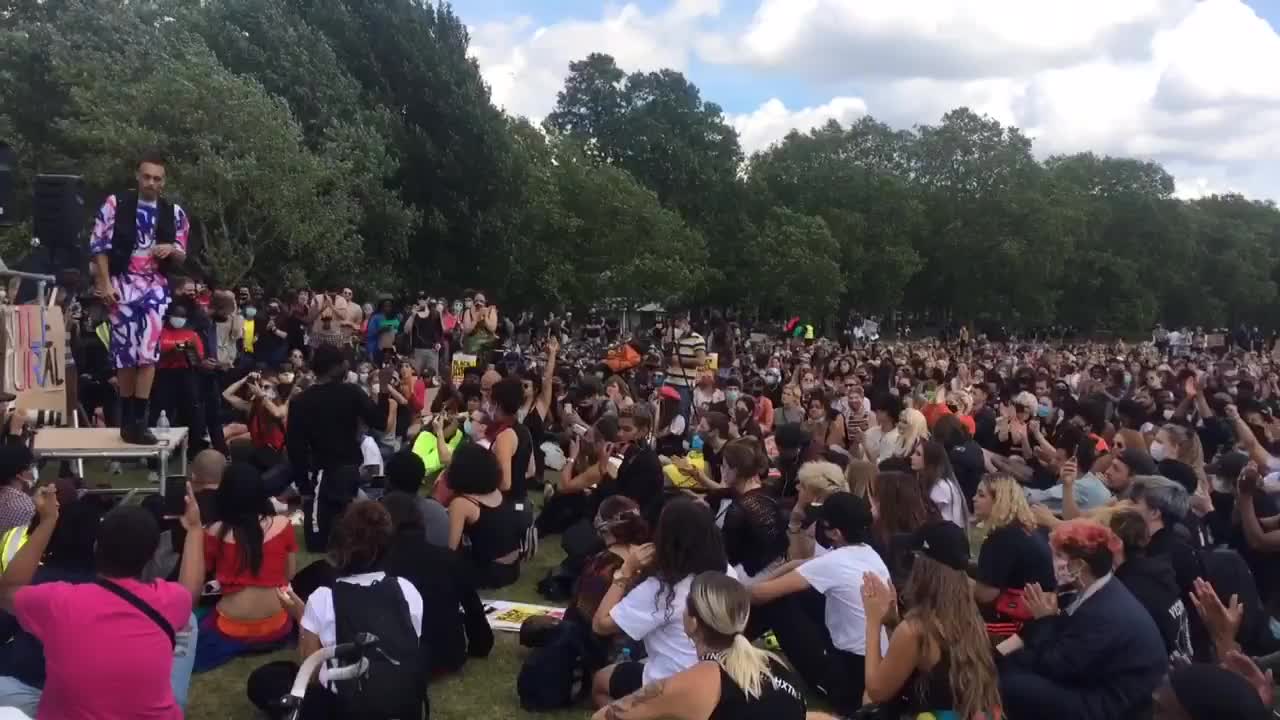 LONDRA’DA IRKÇILIK KARŞITI MİTİNG