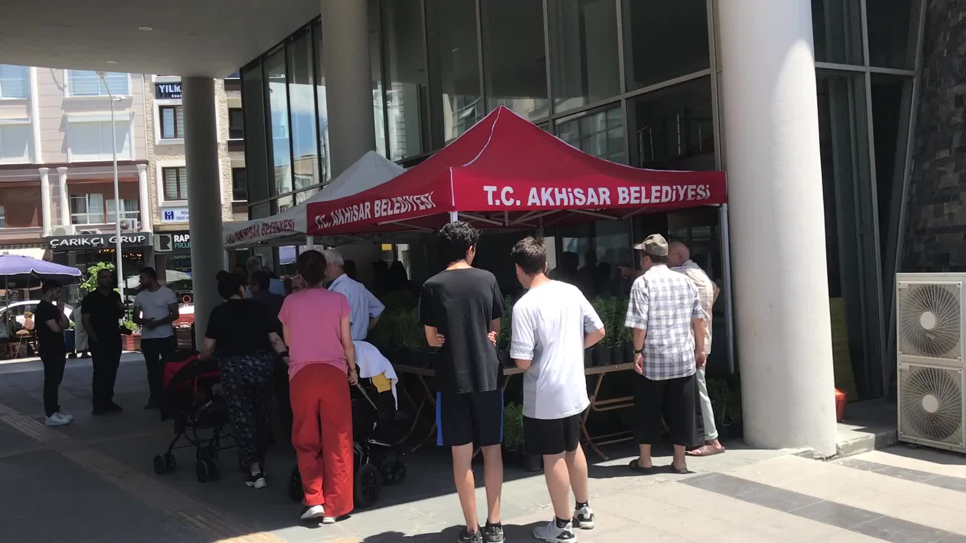 AKHİSAR BELEDİYESİ KENDİ YETİŞTİRDİĞİ 5 BİN FESLEĞENİ HALKA DAĞITTI