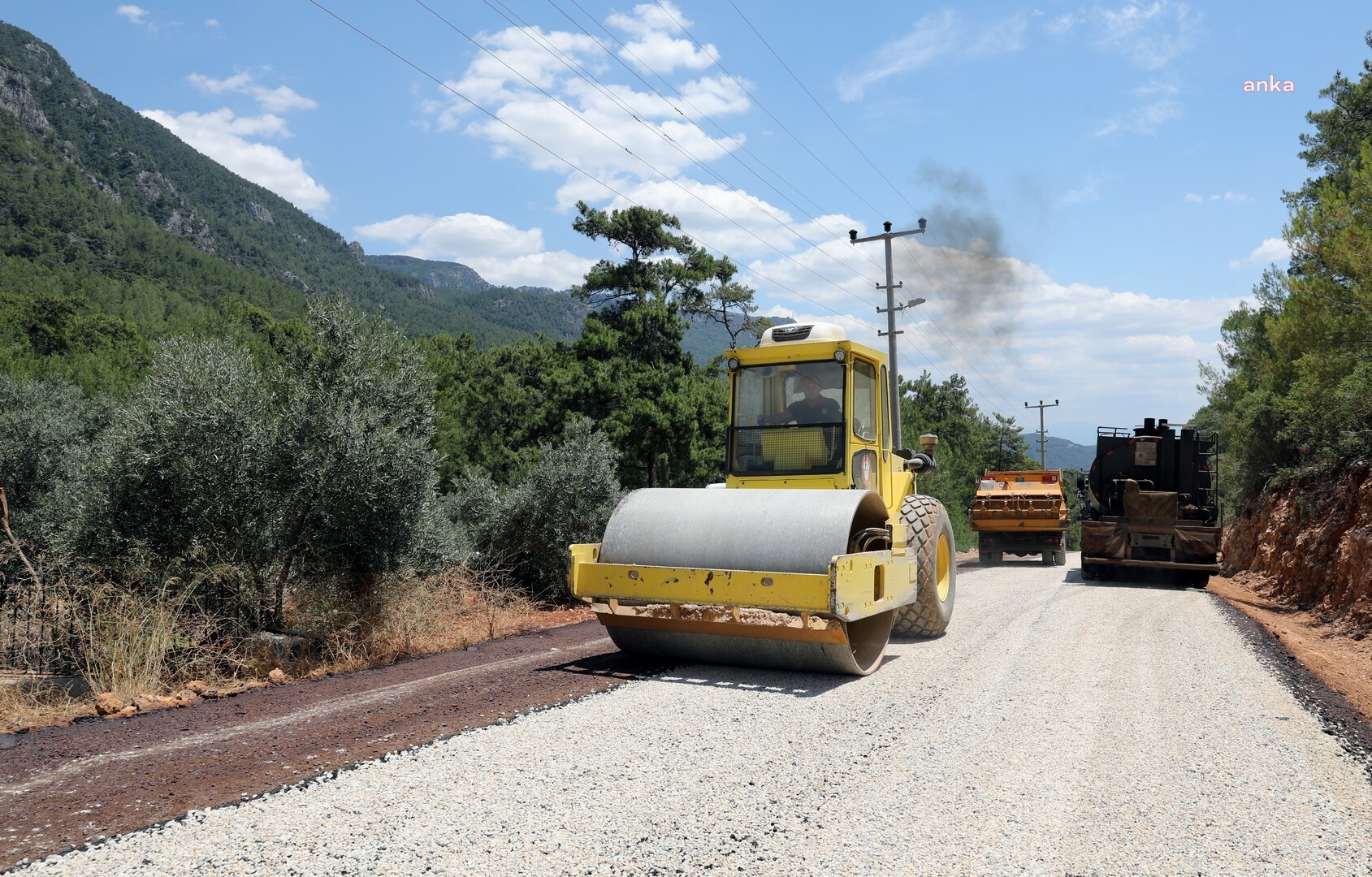 MENTEŞE BELEDİYESİ YOL ÇALIŞMALARINI SÜRDÜRÜYOR